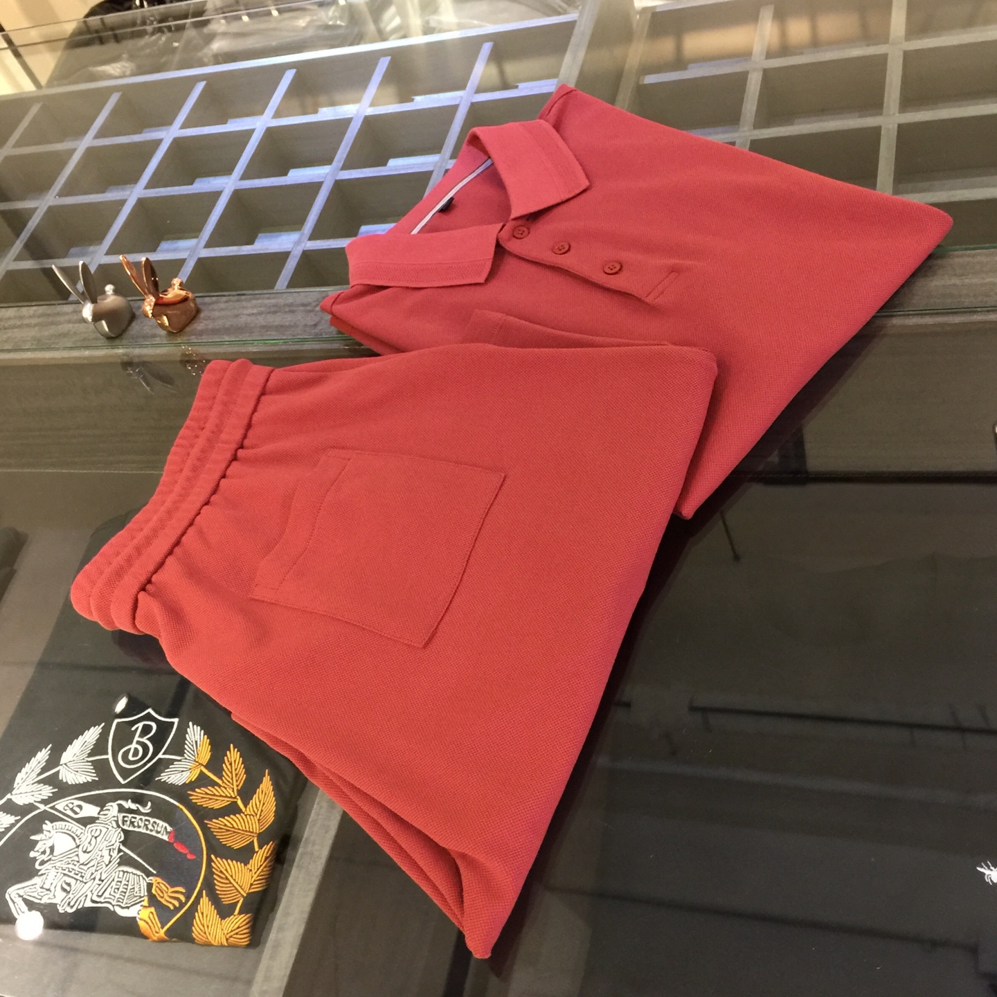 NO:158871,/Set Top details picture LP Fat Brother Gospel recommendation!  The latest series of 2025 sets are versatile when commuting to work, with an elegant design sense, a must-have for business elites, brand hot stamping logo at the hem!  It uses high-quality mercerized bead floor cotton fabric. Wen Ru is soft, delicate and soft. The upper body is naturally comfortable. The lapel is business casual slim style. It can be worn in both business and leisure. The neckline is exquisitely threaded!  It highlights the overall styling and body-slimming feeling. The overall craftsmanship line is really impeccable. This kind of lapel fashion adds points to urban fashion people and has a more gentlemanly charm!  Brick red!  Size M~4XL (model/125 catties wear M), loro piana, alexander wang19860909/套 上衣细节图LP家胖哥哥福音重磅推荐！2025最新系列套装 上班通勤百搭 富于优雅的设计感 商务精英必备 下摆处品牌烫印Logo！采用高克重丝光珠地棉面料 温儒柔软 细腻柔软 上身自然是舒适 翻领商务休闲修身款 无论是商务还是休闲时候都可穿搭 领口精美螺纹设计！非常的凸显整体的造型感以及修身上身感 整体的工艺车线真的是无可挑剔的 这样的一款翻领时装 无不为都市时尚人士加分 更加的绅士韵味十足范！砖红色！尺码M～4XL（模特/125斤穿M）,,loro piana,alexander wang,Men's clothing