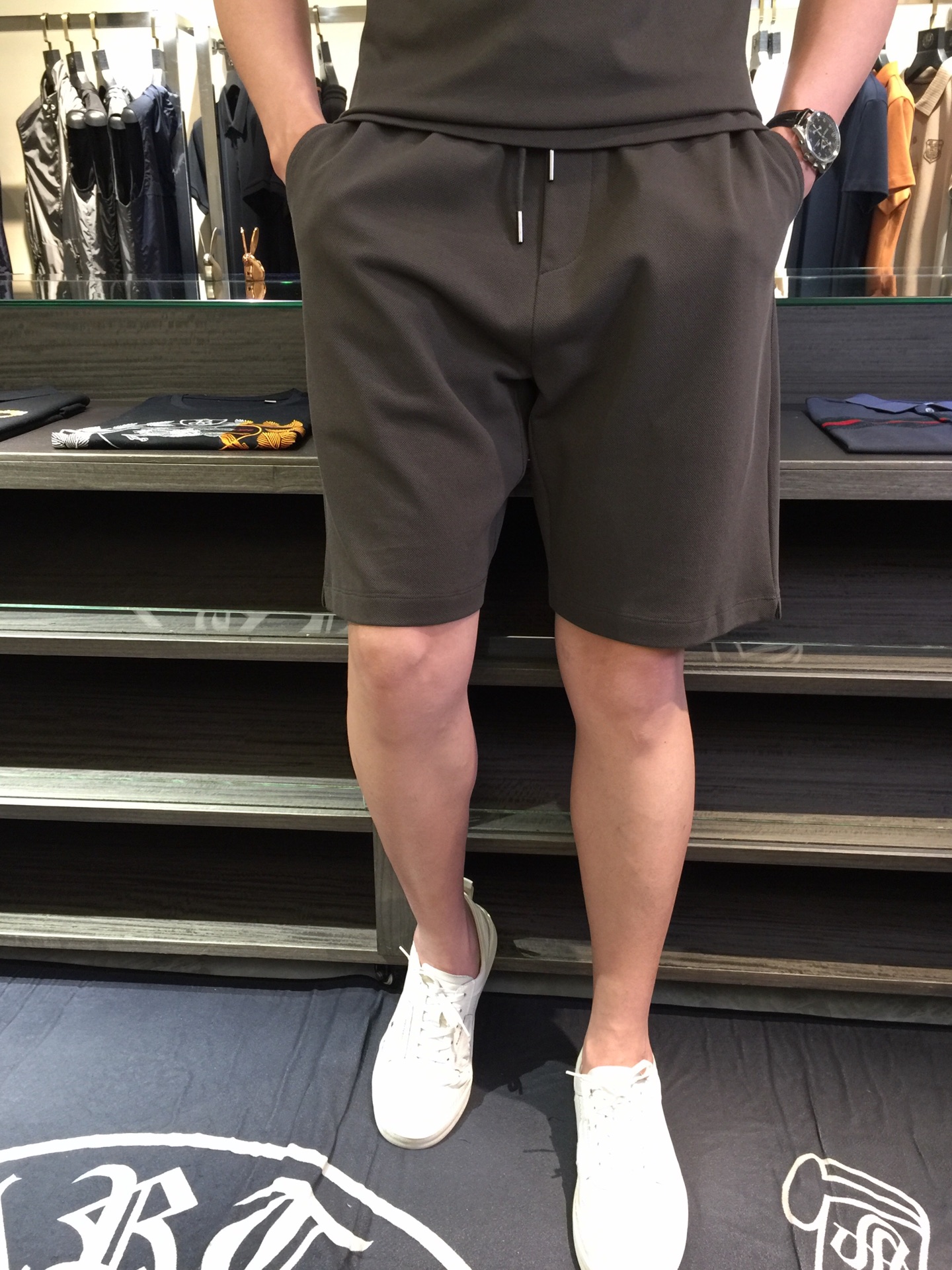 NO:158846,/Set of shorts details picture LP Fat Brother Gospel recommendation!  The latest series of 2025 sets are versatile when commuting to work, with an elegant sense of design, a must-have for business elites, a brand hot stamping logo on the chest!  It uses high-quality mercerized bead floor cotton fabric. Wen Ru is soft, delicate and soft. The upper body is naturally comfortable. The lapel is business casual slim style. It can be worn in both business and leisure. The neckline is exquisitely threaded!  It highlights the overall styling and body-slimming feeling. The overall craftsmanship line is really impeccable. This kind of lapel fashion adds points to urban fashion people and has a more gentlemanly charm!  Gray brown!  Size M~4XL (model/125 catties wear M), loro piana, shorts, alexander wang19860909/套 短裤细节图LP家胖哥哥福音重磅推荐！2025最新系列套装 上班通勤百搭 富于优雅的设计感 商务精英必备 胸前品牌烫印Logo！采用高克重丝光珠地棉面料 温儒柔软 细腻柔软 上身自然是舒适 翻领商务休闲修身款 无论是商务还是休闲时候都可穿搭 领口精美螺纹设计！非常的凸显整体的造型感以及修身上身感 整体的工艺车线真的是无可挑剔的 这样的一款翻领时装 无不为都市时尚人士加分 更加的绅士韵味十足范！灰咖色！尺码M～4XL（模特/125斤穿M）,,loro piana,shorts,alexander wang,Men's clothing