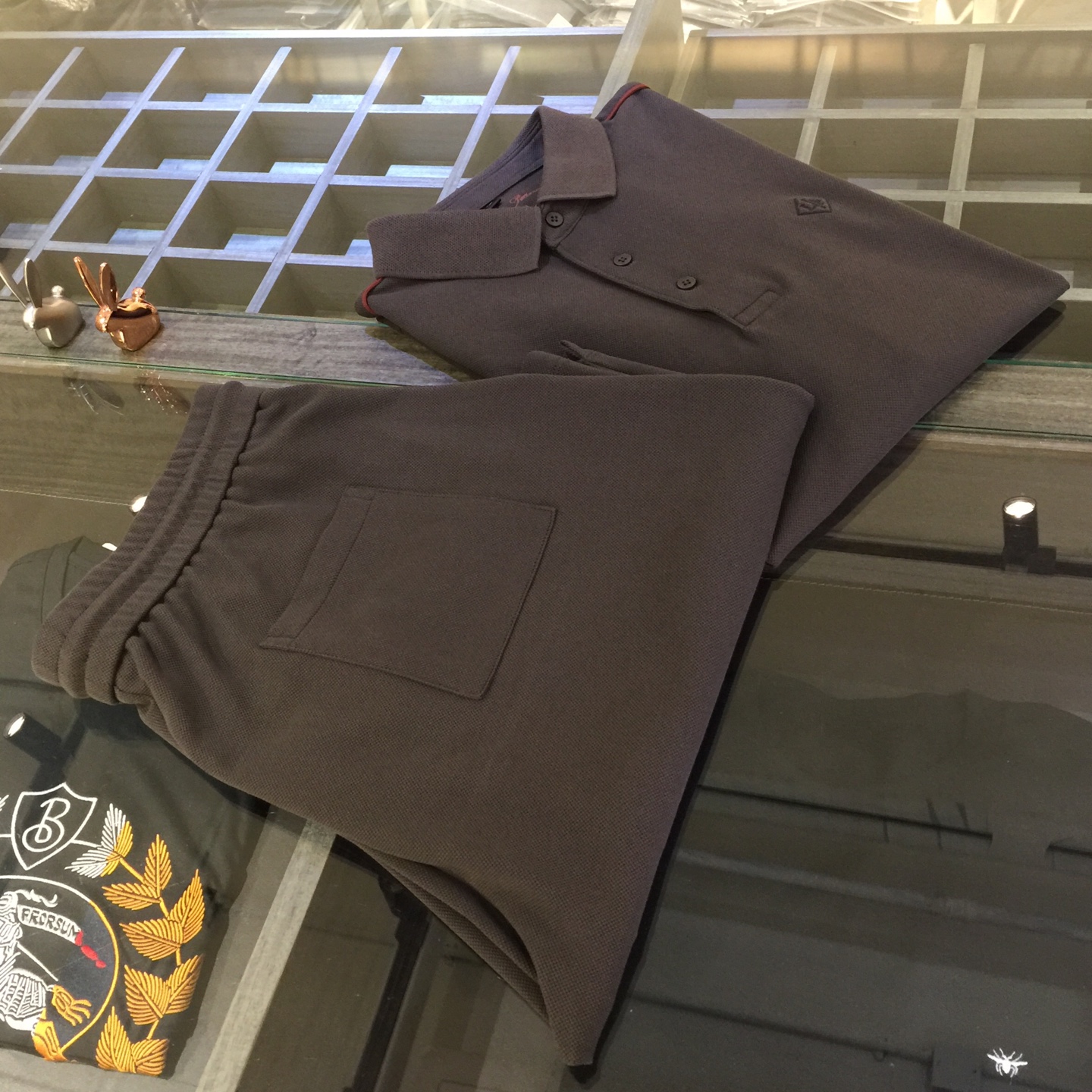 NO:158849,/Set Top details picture LP Fat Brother Gospel recommendation!  The latest series of 2025 sets are versatile when commuting to work, with an elegant sense of design, a must-have for business elites, a brand hot stamping logo on the chest!  It uses high-quality mercerized bead floor cotton fabric. Wen Ru is soft, delicate and soft. The upper body is naturally comfortable. The lapel is business casual slim style. It can be worn in both business and leisure. The neckline is exquisitely threaded!  It highlights the overall styling and body-slimming feeling. The overall craftsmanship line is really impeccable. This kind of lapel fashion adds points to urban fashion people and has a more gentlemanly charm!  Gray brown!  Size M~4XL (model/125 catties wear M), loro piana, alexander wang19860909/套 上衣细节图LP家胖哥哥福音重磅推荐！2025最新系列套装 上班通勤百搭 富于优雅的设计感 商务精英必备 胸前品牌烫印Logo！采用高克重丝光珠地棉面料 温儒柔软 细腻柔软 上身自然是舒适 翻领商务休闲修身款 无论是商务还是休闲时候都可穿搭 领口精美螺纹设计！非常的凸显整体的造型感以及修身上身感 整体的工艺车线真的是无可挑剔的 这样的一款翻领时装 无不为都市时尚人士加分 更加的绅士韵味十足范！灰咖色！尺码M～4XL（模特/125斤穿M）,,loro piana,alexander wang,Men's clothing