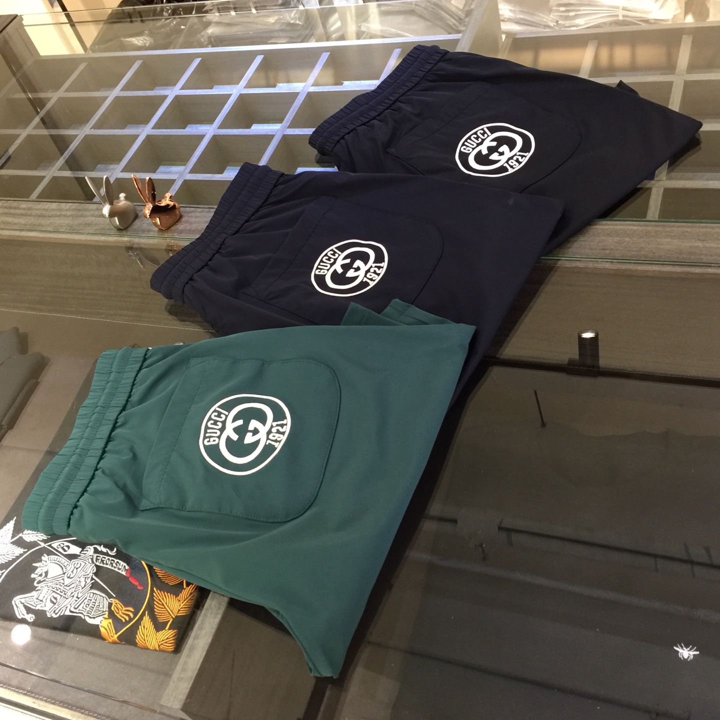 NO:158852,G Home's latest summer shorts in 2025. Production from OEM. Elastic waist design casual pants. Custom imported top four-sided elastic fabric. Good comfort. There is no sense of restraint on the upper body. High-end style, and the upper body makes the legs look slender. It is definitely a rare good product. Black/dark blue/green!  Size M~4XL (model/125 catties wear M), gucci, shorts, alexander wang19860909G家2025夏季最新款短裤.代工厂出品.松紧腰设计休闲裤 定制进口顶级四面弹面料.舒适度佳.上身毫无束缚感.高版型、上身显腿修长.绝对是不可多得的好货.黑色/深蓝色/绿色！尺码M～4XL（模特/125斤穿M）,,gucci,shorts,alexander wang,Men's clothing