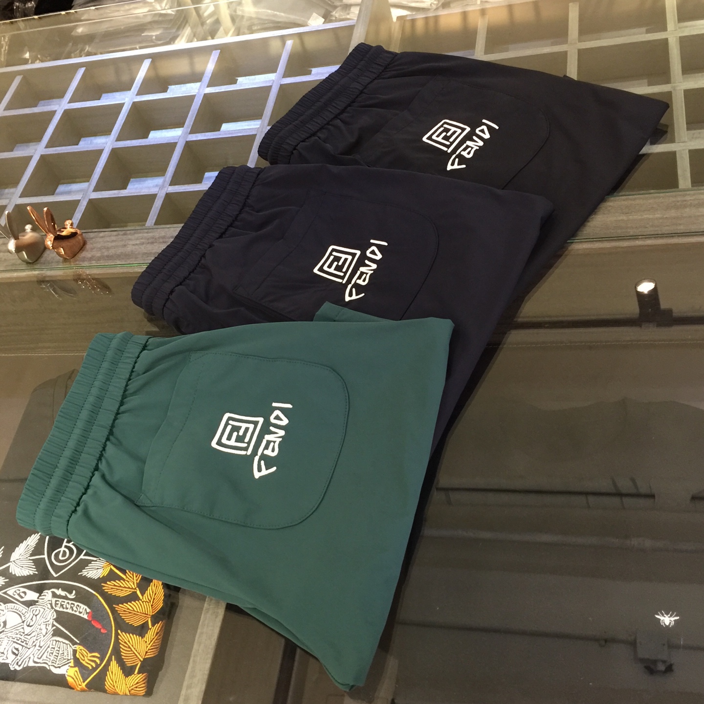 NO:158855,F Home's latest summer shorts in 2025. Production from OEM. Elastic waist design casual pants. Custom imported top four-sided elastic fabric. Good comfort. There is no sense of restraint on the upper body. High-end style, and the upper body makes the legs look slender. It is definitely a rare good product. Black/dark blue/green!  Size M~4XL (model/125 catties wear M), fendi, shorts, alexander wang19860909F家2025夏季最新款短裤.代工厂出品.松紧腰设计休闲裤 定制进口顶级四面弹面料.舒适度佳.上身毫无束缚感.高版型、上身显腿修长.绝对是不可多得的好货.黑色/深蓝色/绿色！尺码M～4XL（模特/125斤穿M）,,fendi,shorts,alexander wang,Men's clothing