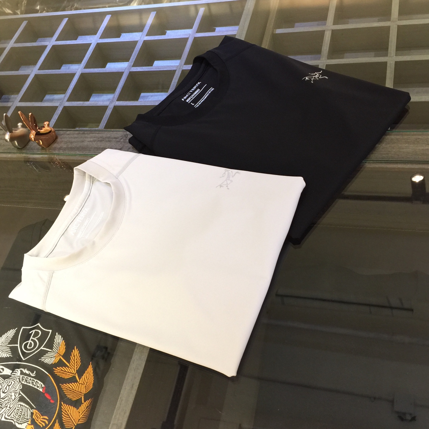 NO:158861,Home 2025 summer new model first ZG latest short-sleeved round-neck T-shirt, high-end customization, avant-garde and fashionable design!  Brand Logo heavy craft design, high-end customized quick-drying elastic fabric, soft feel, comfortable to wear, exquisite counter-level car line, fine workmanship, invincible and handsome upper body effect!  A must-have item for handsome men!  Black/Gray!  Size M~XXXL (model/125 catties wear M), T-shirt,tees,t-shirt,alexander wang19860909家2025夏季新款首发ZG最新款短袖圆领T恤 高端订制 设计前卫时尚！品牌Logo重工艺设计 高端定制速干弹力面料.手感柔软.穿着舒适.专柜级别精致车线.做工精细.上身效果无敌帅气！型男必备单品！黑色/灰色！尺码M～XXXL（模特/125斤穿M）,,T-shirt,tees，t-shirt,alexander wang,Men's clothing