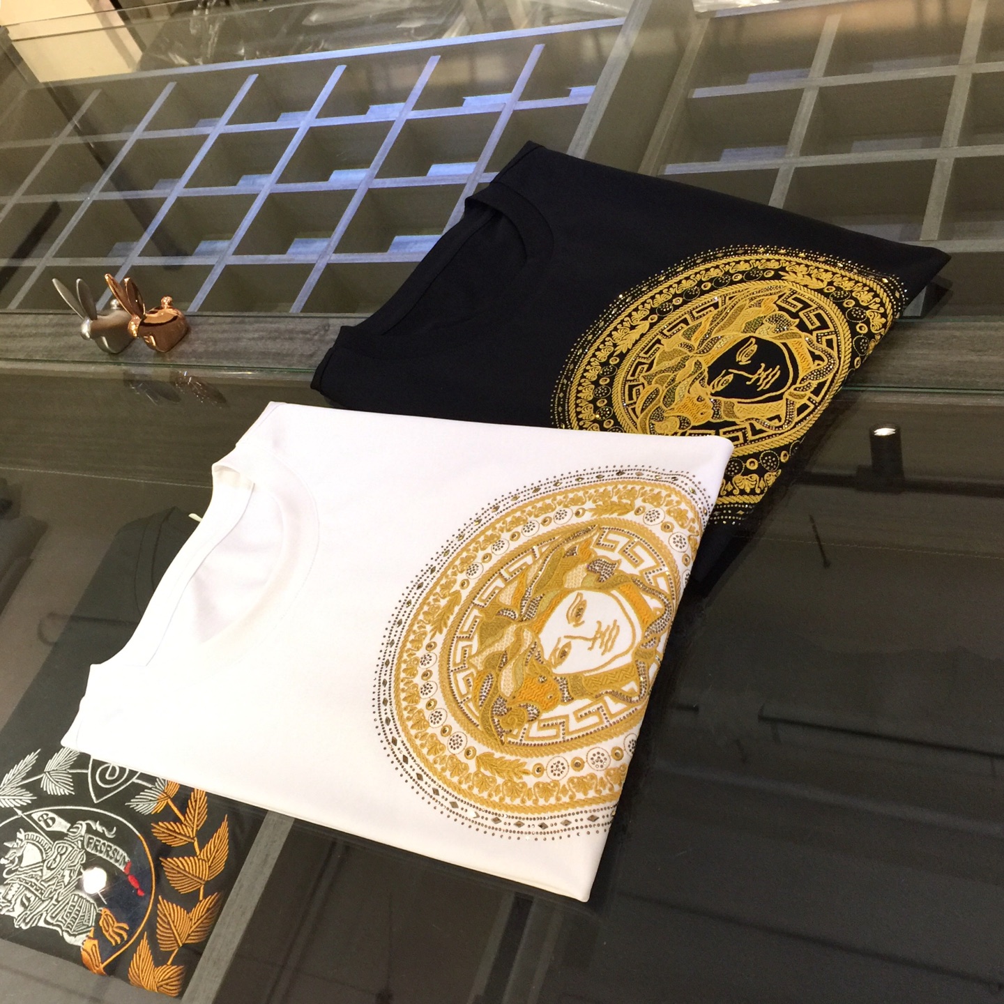 NO:158864,Fanjia’s new summer 2025 debuts ZG’s latest short-sleeved round-neck T-shirt, high-end customization, avant-garde and fashionable design!  Brand Logo heavy craft design, high-end customized mercerized cotton fabric, soft feel, comfortable to wear, exquisite purchasing level car line, fine workmanship, invincible and handsome upper body effect!  A must-have item for handsome men!  Black/white!  Size M~XXXL (model/125 catties wear M), T-shirt,tees,t-shirt,alexander wang19860909范家2025夏季新款首发 ZG最新款短袖圆领T恤 高端订制 设计前卫时尚！品牌Logo重工艺设计 高端定制丝光棉面料.手感柔软.穿着舒适.代购级别精致车线.做工精细.上身效果无敌帅气！型男必备单品！黑色/白色！尺码M～XXXL（模特/125斤穿M）,,T-shirt,tees，t-shirt,alexander wang,Men's clothing