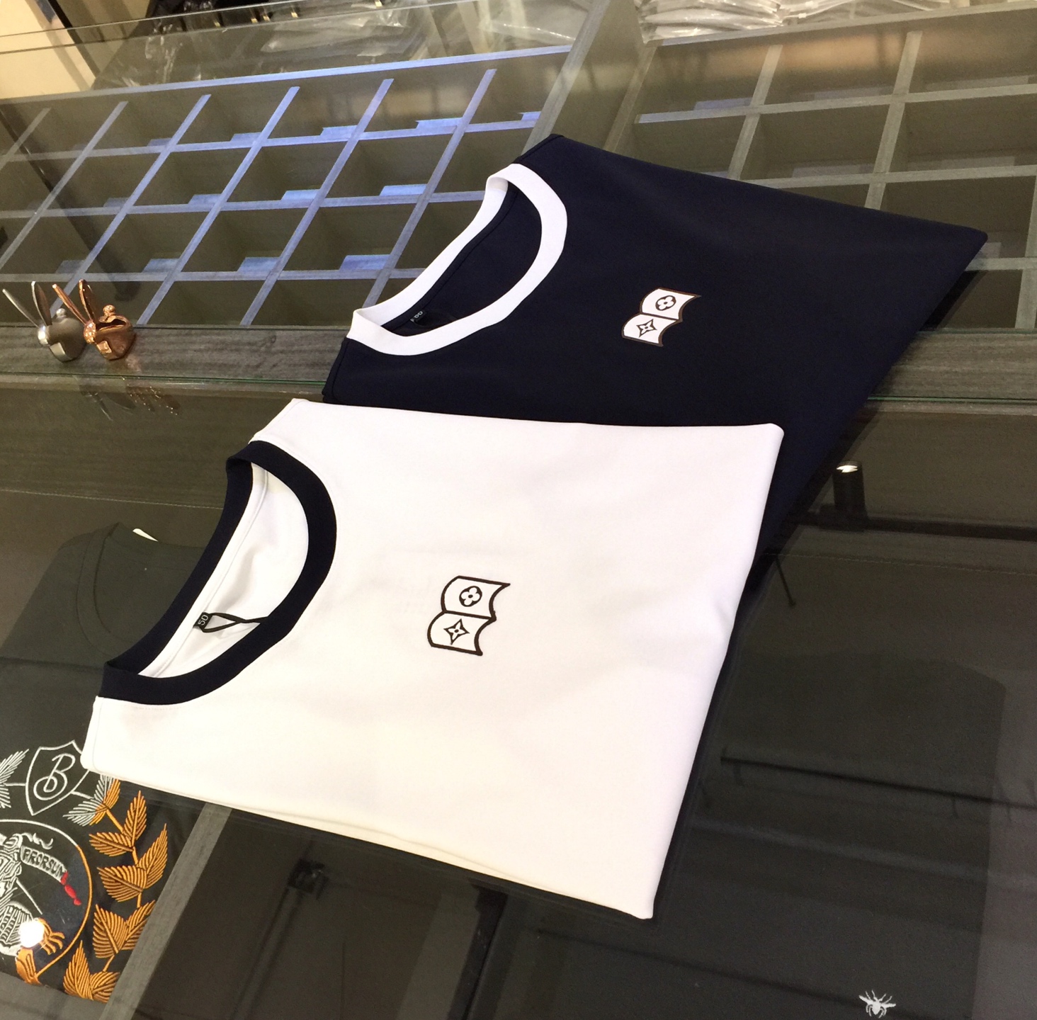 NO:158867,The Gospel of Fat Brother Donkey's Gospel Summer New Product, Snap All Versions in a flash!  Classic and fashionable versatile round neck short sleeves!  Customized silk-blend soft fabrics. Basic base shirts are indispensable for men's wardrobes. They can be matched with various clothing anytime and anywhere to meet your daily needs. The fabrics and factories we choose are all used by first-tier brands, so we recommend buying them!  Dark blue/white!  Size M~4XL (model/125 catties wear M), louis vuitton,louis vuitton,t-shirt,alexander wang19860909驴家胖哥哥福音夏季新品 秒杀一切版本！经典时尚百搭圆领短袖！订制蚕丝混纺柔软面料 男人的衣柜都少不了基础打底衫 随时随地都可以拿来搭配各种服饰 满足您日常生活需求.我们所选择的面料及工厂都是一线品牌所使用的,推荐入手！深蓝色/白色！尺码M～4XL（模特/125斤穿M）,,louis vuitton,louis vuitton,T-shirt,alexander wang,Men's clothing