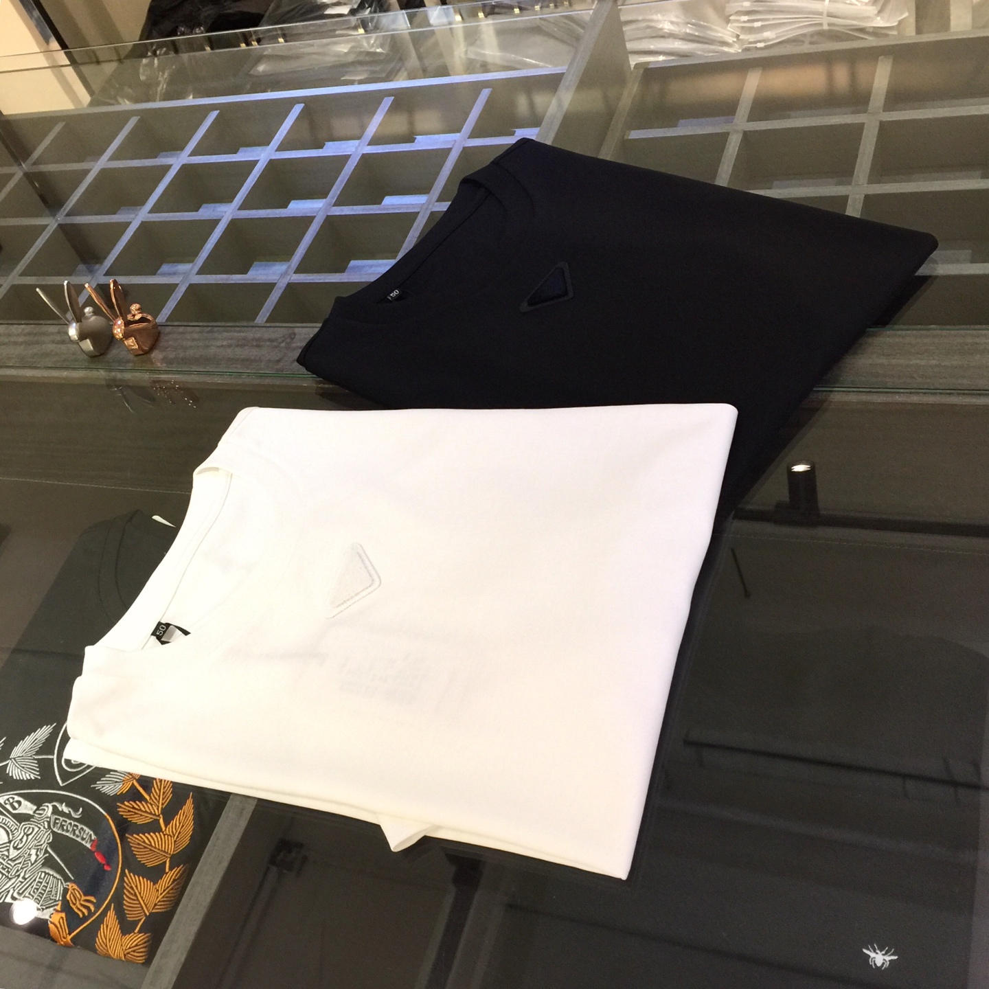 NO:158870,Pjia 2025 summer new product, classic and fashionable versatile round neck micro-expanded half-sleeved shirt, top woven mercerized cotton fabric, exquisite three-dimensional flocking craft logo design on the chest!  Imported original double-strand yarn, the fabric is soft and delicate, and basic base shirts are indispensable in men's wardrobe. They can be matched with various clothing anytime and anywhere to meet your daily life needs. The fabrics and factories we choose are all used by first-tier brands, and the clothes are very simple and low-key. Dears, buy them quickly!  Black/white!  Size M~XXXL (model/125 catties wear M), alexander wang19860909P家2025夏季新品 经典时尚百搭圆领微扩半袖衫 订织顶级丝光棉面料 胸前精致立体植绒工艺Logo设计！进口原版双股纱线 面料柔软细腻 男人的衣柜都少不了基础打底衫 随时随地都可以拿来搭配各种服饰 满足您日常生活需求.我们所选择的面料及工厂都是一线品牌所使用的,衣服设计非常的简洁 很是低调的设计 亲们赶紧入手！黑色/白色！尺码M～XXXL（模特/125斤穿M）,,alexander wang,Men's clothing