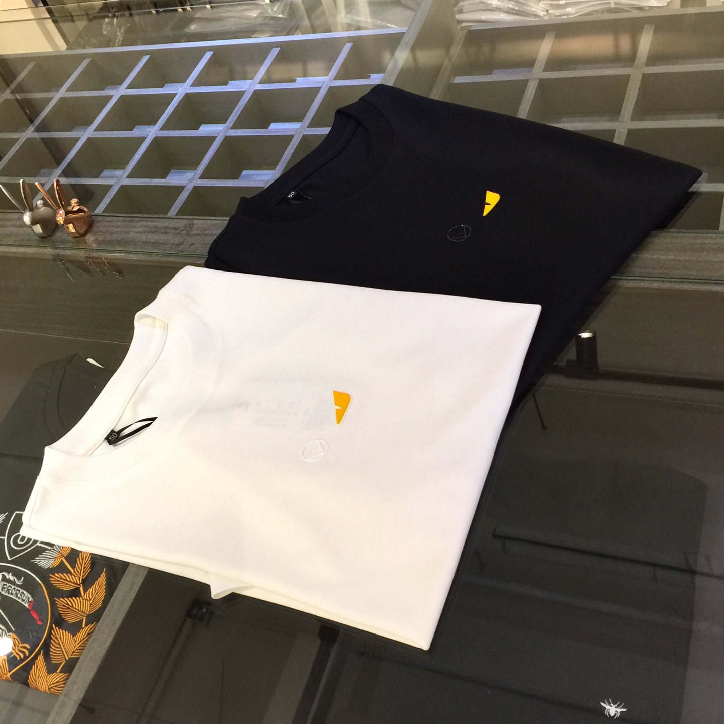 NO:158873,F Home 2025 summer new product, classic and fashionable versatile round neck micro-expanded half-sleeved shirt, top woven mercerized cotton fabric, exquisite three-dimensional logo design on the chest!  Imported original double-strand yarn, the fabric is soft and delicate, and basic base shirts are indispensable in men's wardrobe. They can be matched with various clothing anytime and anywhere to meet your daily life needs. The fabrics and factories we choose are all used by first-tier brands, and the clothes are very simple and low-key. Dears, buy them quickly!  Black/white!  Size M~XXXL (model/125 catties wear M), fendi, alexander wang19860909F家2025夏季新品 经典时尚百搭圆领微扩半袖衫 订织顶级丝光棉面料 胸前精致立体Logo设计！进口原版双股纱线 面料柔软细腻 男人的衣柜都少不了基础打底衫 随时随地都可以拿来搭配各种服饰 满足您日常生活需求.我们所选择的面料及工厂都是一线品牌所使用的,衣服设计非常的简洁 很是低调的设计 亲们赶紧入手！黑色/白色！尺码M～XXXL（模特/125斤穿M）,,fendi,alexander wang,Men's clothing