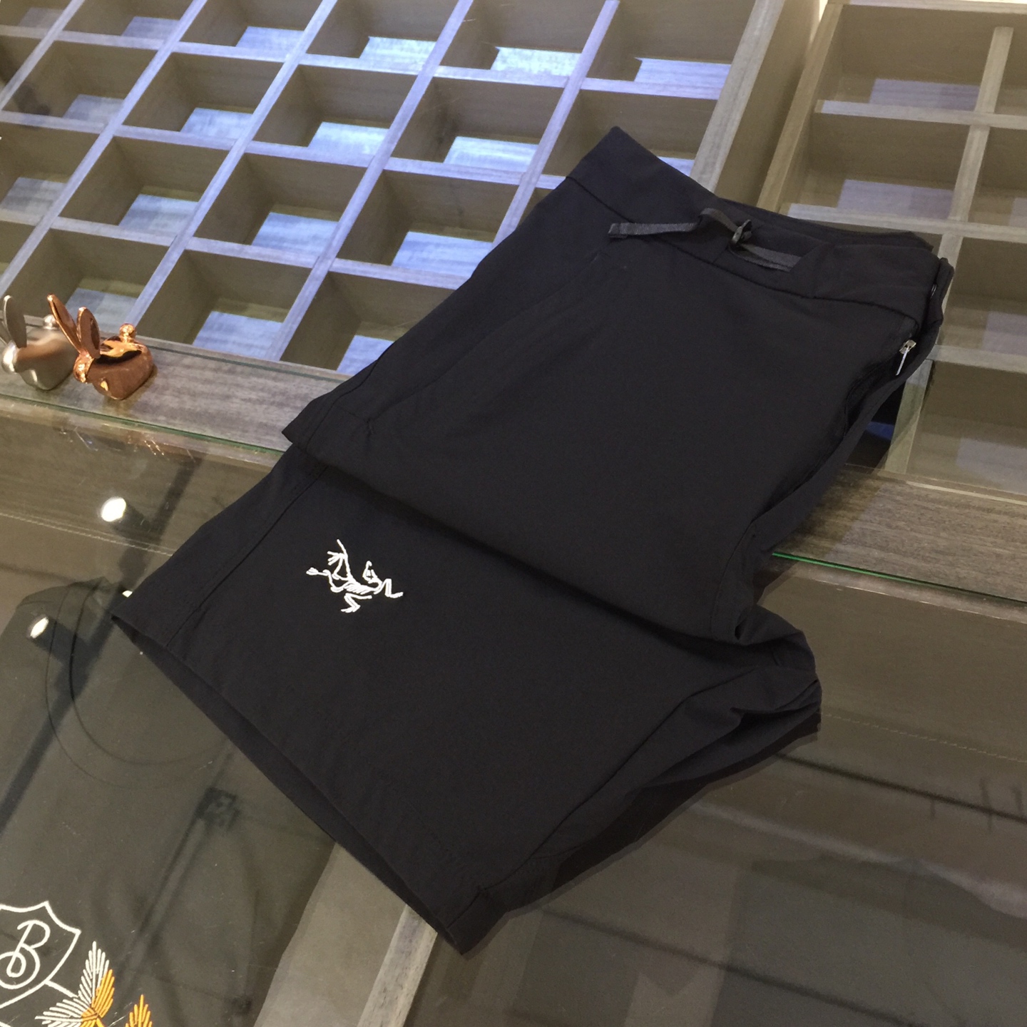 NO:158857,Home 2025 summer new style, latest casual shorts. Original pants with casual and versatile upper body, casual and lazy style, high-end custom imported quick-dry elastic fabric, customized craftsmanship, full of comfort. High-end and atmospheric, first choice in summer. Size M~XXXL (model/125 wear M), shorts, alexander wang19860909家2025夏季新款,最新休闲短裤.原版裤型上身休闲百搭、随性慵懒范,高级定制进口速干弹力面料,订制工艺 舒适感爆棚.高端大气,夏季首选 .尺码M～XXXL（模特/125穿M）,,shorts,alexander wang,Men's clothing