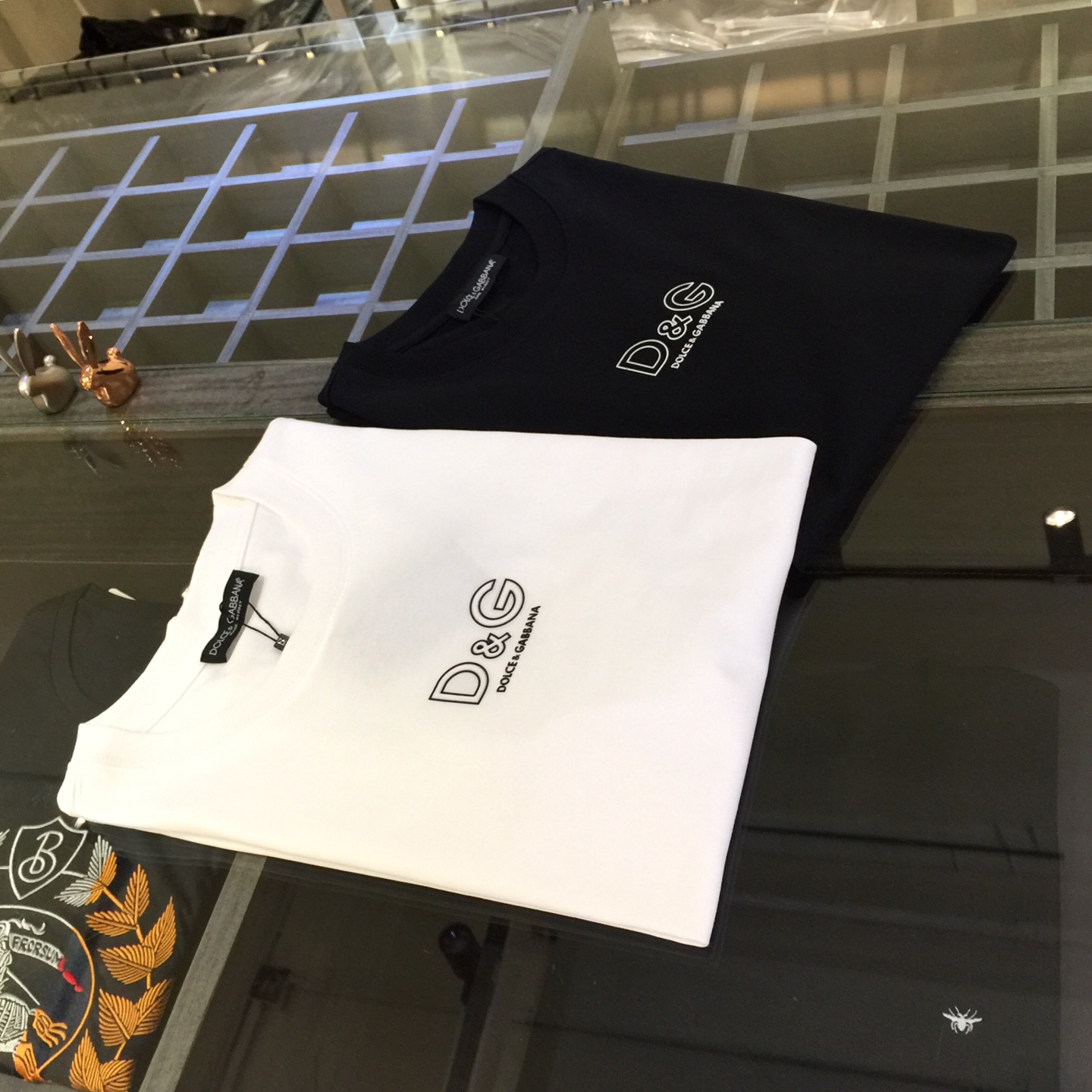 NO:158863,DG2025 new original single men's casual wide version short-sleeved T-shirt!  High-end customization, high-end version, fashionable and versatile, original imported double-strand cotton fabric, threaded cuffs, neckline hem, super soft and delicate feel, skin-friendly and comfortable to wear, high-end boutique, fine OEM factory made the upper body very good, men's essential items, complete three standards!  Black/white!  Size S~XXL (model 175/125 catties wear S), Dolce & Gabbana, T-shirt, tees, t-shirt, alexander wang19860909DG2025新款原单男士休闲阔版短袖T恤！高端定制 高版本 时尚百搭爆款 原版进口双股棉质面料 螺纹袖口.领口衣摆 手感超柔软细腻 穿着亲肤舒适 高端精品 代工厂精细做上身非常赞 男士必备单品 三标齐全！黑色/白色！尺码S～XXL（模特175/125斤穿S）,,Dolce&Gabbana,T-shirt,tees，t-shirt,alexander wang,Men's clothing