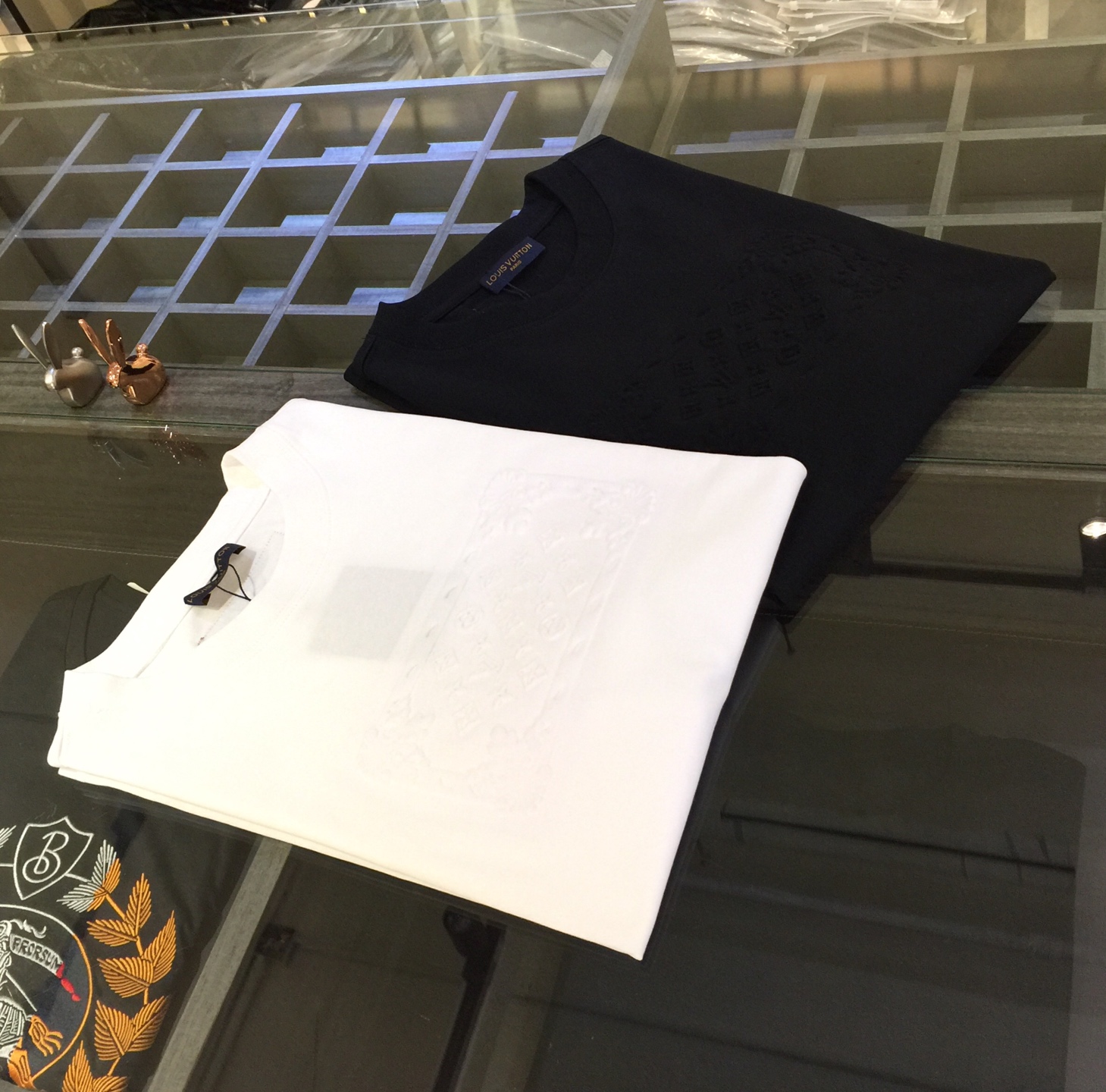 NO:158866,Lujia 2025 new original single men's casual wide version short-sleeved T-shirt!  High-end customization, high-version, three-dimensional craftsmanship logo on chest foam!  Fashionable and versatile hot product. Original imported double-strand cotton fabric. Threaded cuffs. Necklace hem. Super soft and delicate touch. It is comfortable to wear. High-end boutique. The fine OEM factory makes it very good. Men's must-have items. Complete three standards!  Black/white!  Size S~XXL (model 175/125 catties wear S), louis vuitton,louis vuitton,t-shirt,tees,t-shirt,alexander wang19860909驴家2025新款原单男士休闲阔版短袖T恤！高端定制 高版本 胸前发泡立体工艺Logo！时尚百搭爆款 原版进口双股棉质面料 螺纹袖口.领口衣摆 手感超柔软细腻 穿着亲肤舒适 高端精品 代工厂精细做上身非常赞 男士必备单品 三标齐全！黑色/白色！尺码S～XXL（模特175/125斤穿S）,,louis vuitton,louis vuitton,T-shirt,tees，t-shirt,alexander wang,Men's clothing