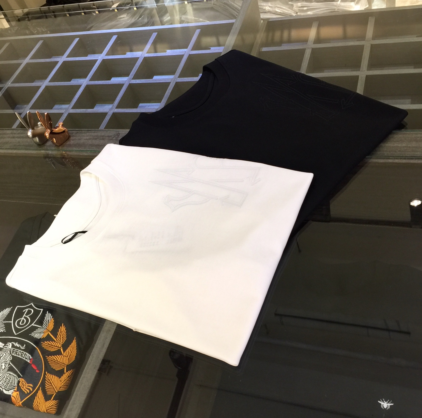 NO:158869,Mo Home 2025 summer new product, classic and fashionable versatile round neck micro-expanded half-sleeved shirt, top woven mercerized cotton fabric, exquisite three-dimensional embroidered logo design on the chest!  Imported original double-strand yarn, the fabric is soft and delicate, and basic base shirts are indispensable in men's wardrobe. They can be matched with various clothing anytime and anywhere to meet your daily life needs. The fabrics and factories we choose are all used by first-tier brands, and the clothes are very simple and low-key. Dears, buy them quickly!  Black/white!  Size M~XXXL (model 175/125 catties wear M), alexander wang19860909Mo家2025夏季新品 经典时尚百搭圆领微扩半袖衫 订织顶级丝光棉面料 胸前精致立体刺绣Logo设计！进口原版双股纱线 面料柔软细腻 男人的衣柜都少不了基础打底衫 随时随地都可以拿来搭配各种服饰 满足您日常生活需求.我们所选择的面料及工厂都是一线品牌所使用的,衣服设计非常的简洁 很是低调的设计 亲们赶紧入手！黑色/白色！尺码M～XXXL（模特175/125斤穿M）,,alexander wang,Men's clothing