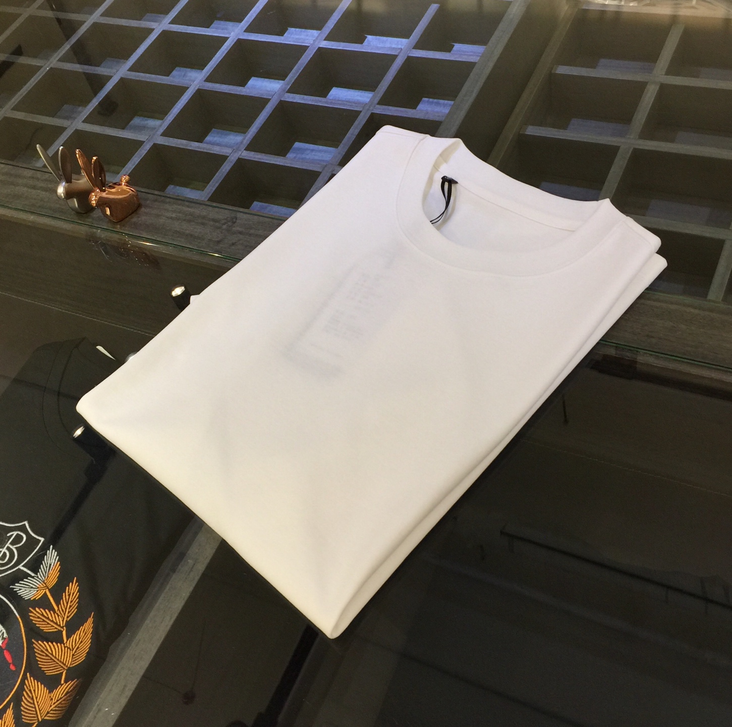 NO:505158,Dijia 2025 summer new product, classic and fashionable versatile round neck micro-expanded half-sleeved shirt, top woven mercerized cotton fabric, exquisite three-dimensional hot stamping logo design on the shoulder drop!  Imported original double-strand yarn, the fabric is soft and delicate, and basic base shirts are indispensable in men's wardrobe. They can be matched with various clothing anytime and anywhere to meet your daily life needs. The fabrics and factories we choose are all used by first-tier brands, and the clothes are very simple and low-key. Dears, buy them quickly!  Black/white/grey!  Size M~XXXL (model 175/125 catties wear M), dior, alexander wang19860909迪家2025夏季新品 经典时尚百搭圆领微扩半袖衫 订织顶级丝光棉面料 落肩处精致立体烫印Logo设计！进口原版双股纱线 面料柔软细腻 男人的衣柜都少不了基础打底衫 随时随地都可以拿来搭配各种服饰 满足您日常生活需求.我们所选择的面料及工厂都是一线品牌所使用的,衣服设计非常的简洁 很是低调的设计 亲们赶紧入手！黑色/白色/灰色！尺码M～XXXL（模特175/125斤穿M）,,dior,alexander wang,Men's clothing