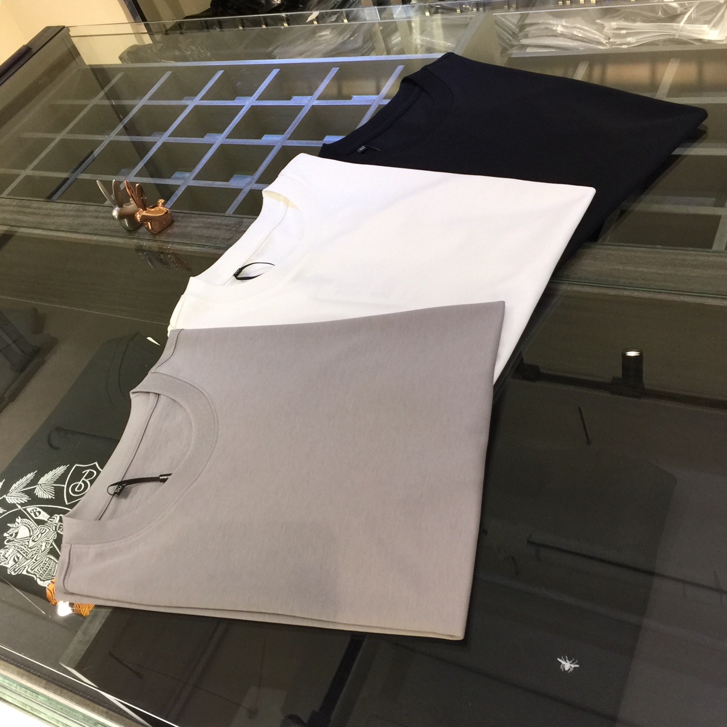 NO:158872,Dijia 2025 summer new product, classic and fashionable versatile round neck micro-expanded half-sleeved shirt, top woven mercerized cotton fabric, exquisite three-dimensional hot stamping logo design on the shoulder drop!  Imported original double-strand yarn, the fabric is soft and delicate, and basic base shirts are indispensable in men's wardrobe. They can be matched with various clothing anytime and anywhere to meet your daily life needs. The fabrics and factories we choose are all used by first-tier brands, and the clothes are very simple and low-key. Dears, buy them quickly!  Black/white/grey!  Size M~XXXL (model 175/125 catties wear M), dior, alexander wang19860909迪家2025夏季新品 经典时尚百搭圆领微扩半袖衫 订织顶级丝光棉面料 落肩处精致立体烫印Logo设计！进口原版双股纱线 面料柔软细腻 男人的衣柜都少不了基础打底衫 随时随地都可以拿来搭配各种服饰 满足您日常生活需求.我们所选择的面料及工厂都是一线品牌所使用的,衣服设计非常的简洁 很是低调的设计 亲们赶紧入手！黑色/白色/灰色！尺码M～XXXL（模特175/125斤穿M）,,dior,alexander wang,Men's clothing