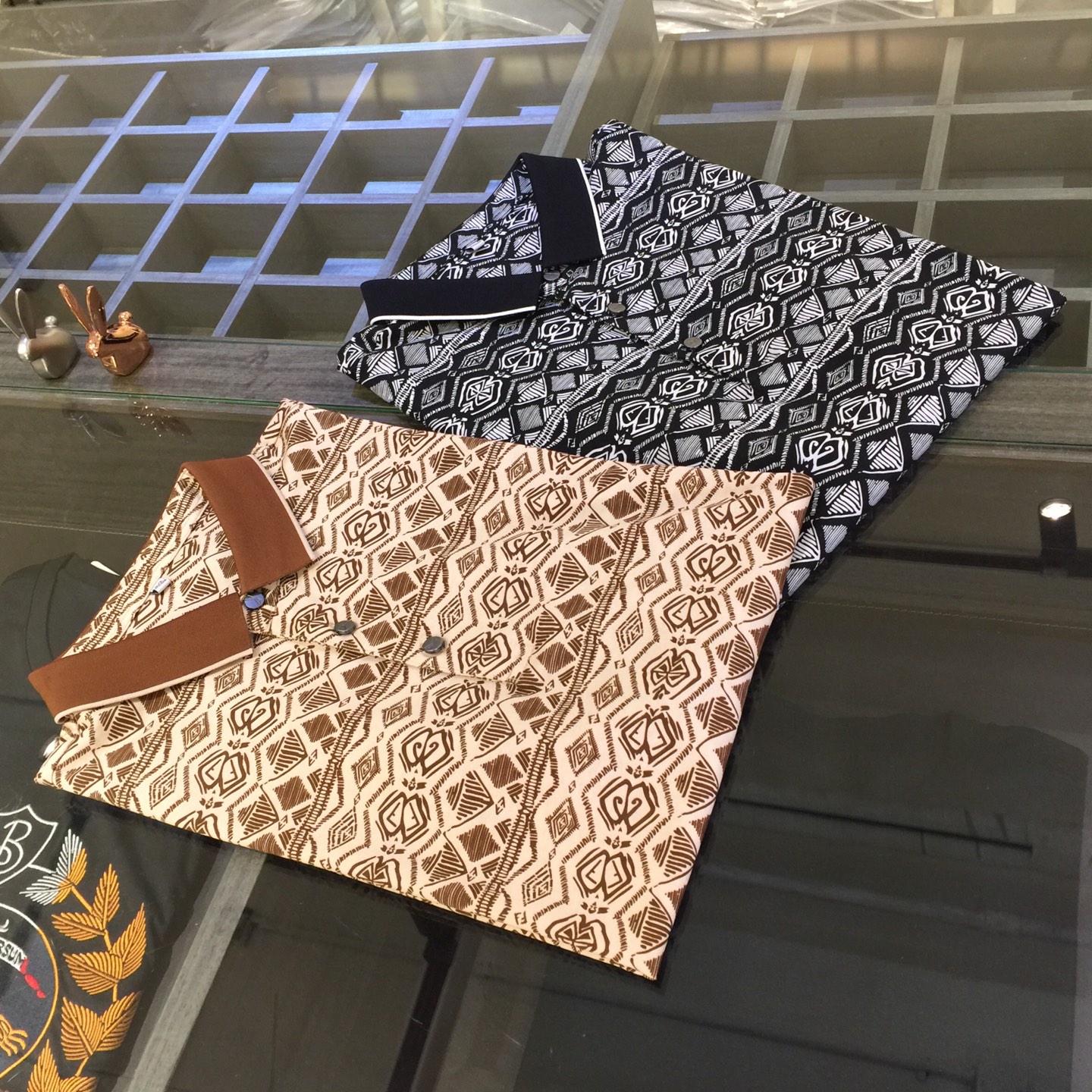 NO:158874,F Home's latest short-sleeved lapel shirt in summer 2025!  High-end silk cotton fabric, breathable, comfortable, delicate and soft, all original customized products, and high-end digital printing of the whole dress!  High-end quality!  High-quality shipment, fashionable and stylish upper body!  Black/camel!  Size M~XXXL (model 175/125 catties wear M), fendi, T-shirt, alexander wang19860909F家2025夏季最新发布短袖翻领衫！高档天丝棉面料,透气舒适细腻柔软,面料,辅料全部原版定制出品,整衣高档数码印花！品质高端！高品质出货,上身时尚有型！黑色/驼色！尺码M～XXXL（模特175/125斤穿M）,,fendi,T-shirt,alexander wang,Men's clothing