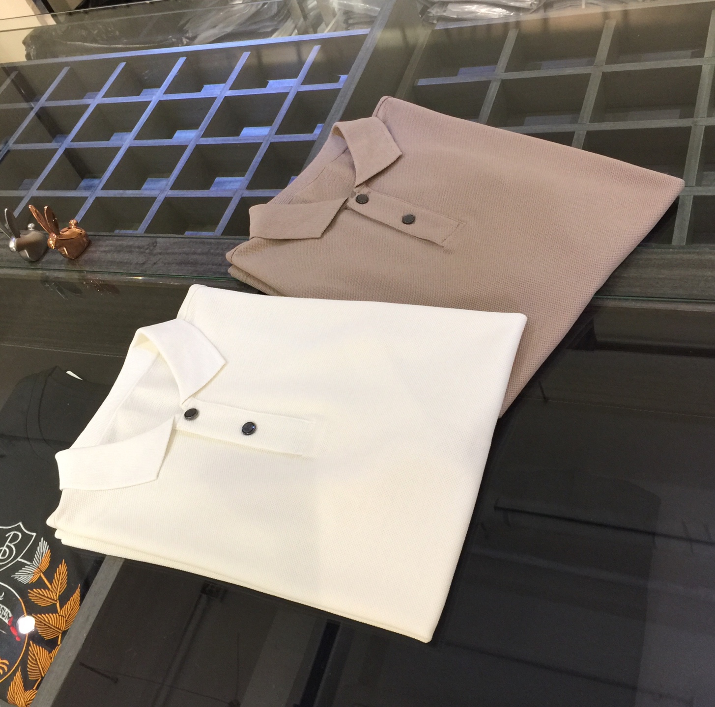 NO:158877,Fila Family’s major recommendation!  The latest series of lapel shirts in 2025AW, versatile for commuting to work, full of elegant design, a must-have for business elites, using Gaoke heavy mercerized bead floor cotton fabric, Wen Ru soft, delicate and soft, the upper body is naturally comfortable, lapel business casual slim fit style, can be worn in either business or leisure, exquisitely inlaid logo design after get off work!  It highlights the overall styling and body-slimming feeling. The overall craftsmanship line is really impeccable. This round-neck fashion all adds points to urban fashion people and has a more gentlemanly charm!  Card color/bemo!  Size M~XXXL (model 175/125 catties wear M), alexander wang19860909菲拉家重磅推荐！2025AW最新系列翻领衫 上班通勤百搭 富于优雅的设计感 商务精英必备 采用高克重丝光珠地棉面料 温儒柔软 细腻柔软 上身自然是舒适 翻领商务休闲修身款 无论是商务还是休闲时候都可穿搭 下班精美镶嵌Logo设计！非常的凸显整体的造型感以及修身上身感 整体的工艺车线真的是无可挑剔的 这样的一款圆领时装 无不为都市时尚人士加分 更加的绅士韵味十足范！卡色/米白色！尺码M～XXXL（模特175/125斤穿M）,,alexander wang,Men's clothing