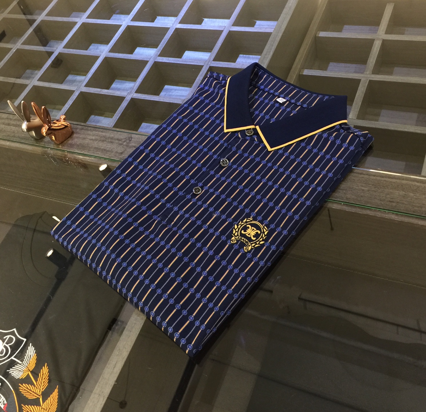 NO:158881,Recommended by Selin Home Products!  The latest series of 2025AW, versatile commuting to work, elegant design, a must-have for business elites, using high-quality mercerized cotton plain fabric, Wen Ru soft, delicate and soft, the upper body is naturally comfortable, lapel business casual slim fit, can be worn in both business and leisure, exquisite brand pattern printing design!  It highlights the overall styling and body-slimming feeling. The overall craftsmanship line is really impeccable. This kind of lapel fashion adds points to urban fashion people and has a more gentlemanly charm!  Size M~XXXL (model 175/125 catties wear M), celine, alexander wang19860909赛琳家臻品推荐！2025AW最新系列 上班通勤百搭 富于优雅的设计感 商务精英必备 采用高克重丝光棉平纹面料 温儒柔软 细腻柔软 上身自然是舒适 翻领商务休闲修身款 无论是商务还是休闲时候都可穿搭 精美品牌图纹印花设计！非常的凸显整体的造型感以及修身上身感 整体的工艺车线真的是无可挑剔的 这样的一款翻领时装 无不为都市时尚人士加分 更加的绅士韵味十足范！尺码M～XXXL（模特175/125斤穿M）,,celine,alexander wang,Men's clothing