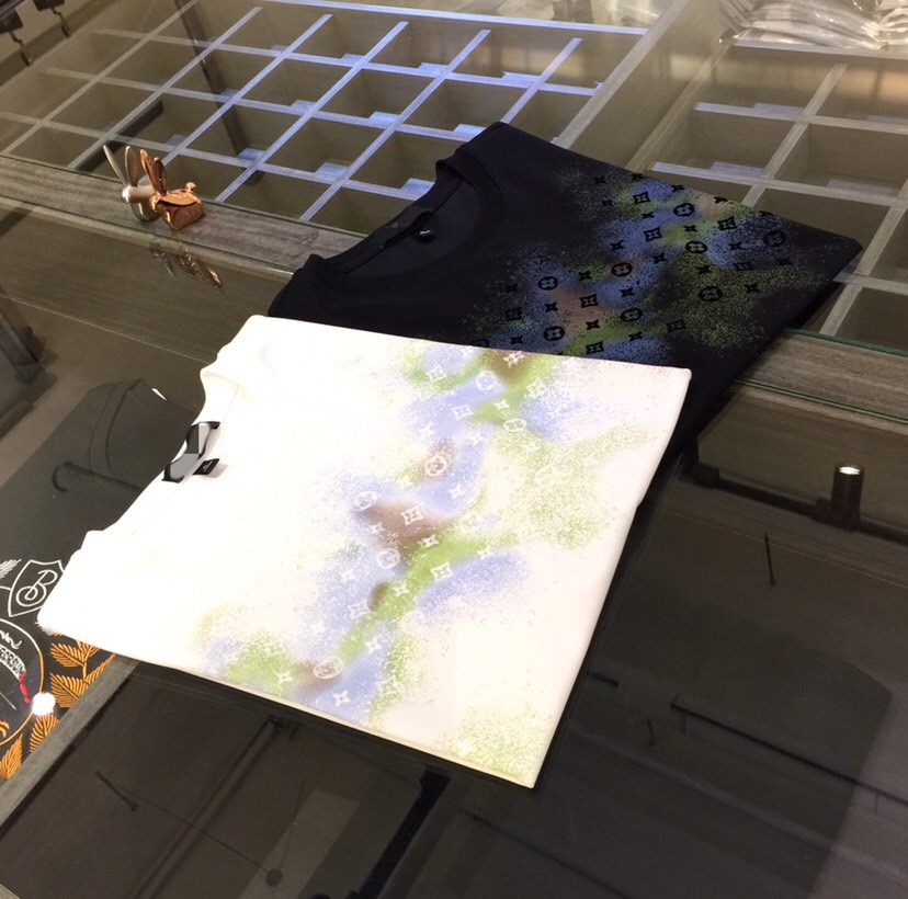 NO:477060,Lujia 2025 summer new product, instantly kill all versions!  Classic and fashionable versatile round neck short sleeves, three-dimensional flocking logo design on the chest. Customized mulberry silk silk silk cotton fabric. Imported original starting silhouette yarn. The fabric is soft and delicate. Basic base shirts are indispensable for men's wardrobe. They can be matched with various clothing anytime and anywhere to meet your daily life needs. The fabrics and factories we choose are all used by first-tier brands. We recommend buying them!  Black/white!  Size M~XXXL (model/125 catties wear M), louis vuitton,louis vuitton,t-shirt,alexander wang19860909驴家2025夏季新品 秒杀一切版本！经典时尚百搭圆领短袖 胸前烫印立体植绒Logo设计.订制桑蚕丝丝光棉面料 进口原版起脚天丝纱线 面料柔软细腻 男人的衣柜都少不了基础打底衫 随时随地都可以拿来搭配各种服饰 满足您日常生活需求.我们所选择的面料及工厂都是一线品牌所使用的,推荐入手！黑色/白色！尺码M～XXXL（模特/125斤穿M）,,louis vuitton,louis vuitton,T-shirt,alexander wang,Men's clothing