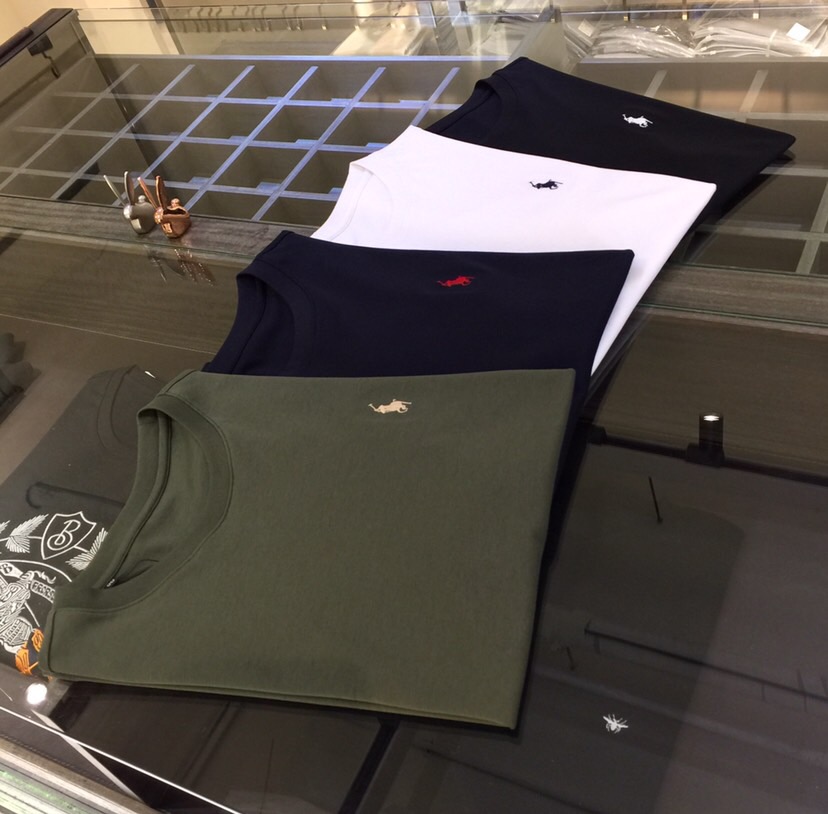 NO:477066,The Gospel of Fat Brother Raf in summer is a new product that instantly kills all versions!  Classic and fashionable versatile round neck short sleeves, exquisite three-dimensional stunning horse logo embroidery design on the chest!  Customized mulberry silk ten-silk super soft fabric. Basic base shirts are indispensable for men's wardrobes. They can be matched with various clothing anytime and anywhere to meet your daily needs. The fabrics and factories we choose are all used by first-tier brands, so we recommend buying them!  Black/white/dark blue/army green!  Size M~4XL (model/125 catties wear M), T-shirt, alexander wang19860909拉夫胖哥哥福音夏季新品 秒杀一切版本！经典时尚百搭圆领短袖 胸前精美立体人马Logo刺绣设计！订制桑蚕丝天丝超柔软面料 男人的衣柜都少不了基础打底衫 随时随地都可以拿来搭配各种服饰 满足您日常生活需求.我们所选择的面料及工厂都是一线品牌所使用的,推荐入手！黑色/白色/深蓝色/军绿色！尺码M～4XL（模特/125斤穿M）,,T-shirt,alexander wang,Men's clothing