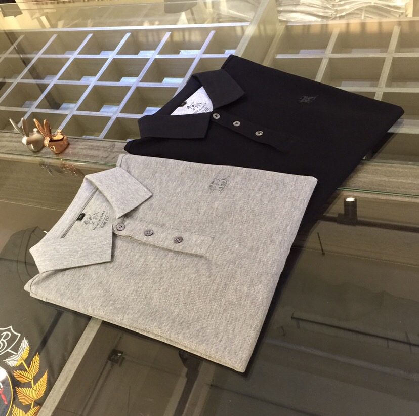 NO:477040,BC Home 2025 Summer Latest Series, versatile commuting to work, elegant design, a must-have for business elites, exquisite threaded design on the collar!  It uses high-quality mercerized bead floor cotton fabric. Wen Ru is soft, delicate and soft. The upper body is naturally comfortable. Lapel business casual slim fit style. You can wear it in both business and casual!  It highlights the overall styling and body-slimming feeling. The overall craftsmanship line is really impeccable. This kind of lapel fashion adds points to urban fashion people and has a more gentlemanly charm!  Black/Gray!  Size M~XXXL (model/kilogram wear M), chanel,alexander wang19860909BC家2025夏季最新系列 上班通勤百搭 富于优雅的设计感 商务精英必备 领部精美螺纹设计！采用高克重丝光珠地棉面料 温儒柔软 细腻柔软 上身自然是舒适 翻领商务休闲修身款 无论是商务还是休闲时候都可穿搭！非常的凸显整体的造型感以及修身上身感 整体的工艺车线真的是无可挑剔的 这样的一款翻领时装 无不为都市时尚人士加分 更加的绅士韵味十足范！黑色/灰色！尺码M～XXXL（模特/斤穿M）,,chanel,alexander wang,Men's clothing