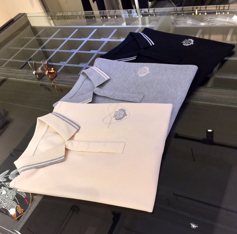 NO:477047,LP Fat Brother Gospel 1975AW latest series, versatile commuting to work, elegant design, a must-have for business elites, using Gaoke heavy mercerized cotton fabric, Wen Ru soft, delicate and soft, the upper body is naturally comfortable, lapel business casual slim fit, chest brand logo embroidery design!  You can wear it in business or casual!  It highlights the overall styling and body-slimming feeling. The overall craftsmanship line is really impeccable. This kind of lapel fashion adds points to urban fashion people and has a more gentlemanly charm!  Black/Gray/Apricot!  Size M～4XL (model/catties wear M), loro piano, alexander wang19860909LP家胖哥哥福音1975AW最新系列 上班通勤百搭 富于优雅的设计感 商务精英必备 采用高克重丝光棉面料 温儒柔软 细腻柔软 上身自然是舒适 翻领商务休闲修身款 胸前品牌Logo刺绣设计！无论是商务还是休闲时候都可穿搭！非常的凸显整体的造型感以及修身上身感 整体的工艺车线真的是无可挑剔的 这样的一款翻领时装 无不为都市时尚人士加分 更加的绅士韵味十足范！黑色/灰色/杏色！尺码M～4XL（模特/斤穿M）,,loro piana,alexander wang,Men's clothing