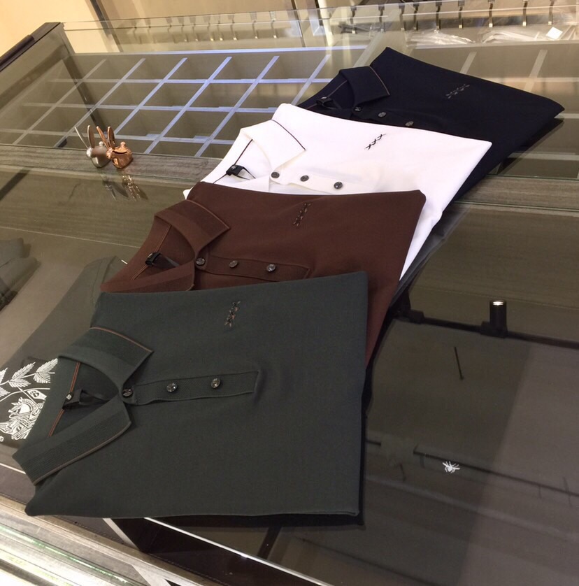 NO:477059,The gospel of Fat Brother Ze’s family is highly recommended!  The latest series of 2025AW, versatile commuting at work, elegant design, a must-have for business elites!  Use high-weight mulberry silk Yilit blended knitted foot cloth fabric!  Wen Ru is soft, delicate and soft, and the upper body is naturally comfortable. The lapel is a business casual slim fit. It can be worn in both business and leisure, which highlights the overall styling and slim body feel. The overall craftsmanship line is really impeccable. This kind of fashion adds points to urban fashion people and has a more gentlemanly charm!  Black/dark blue/white/coffee/gray green!  Size M~4XL (model/125 catties wear M), alexander wang19860909Ze家胖哥哥福音重磅推荐！2025AW最新系列 上班通勤百搭 富于优雅的设计感 商务精英必备！采用高克重桑蚕丝伊力特混纺针织起脚布面料！温儒柔软 细腻柔软 上身自然是舒适 翻领商务休闲修身款 无论是商务还是休闲时候都可穿搭 非常的凸显整体的造型感以及修身上身感 整体的工艺车线真的是无可挑剔的 这样的一款时装 无不为都市时尚人士加分 更加的绅士韵味十足范！黑色/深蓝色/白色/咖色/灰绿色！尺码M～4XL（模特/125斤穿M）,,alexander wang,Men's clothing