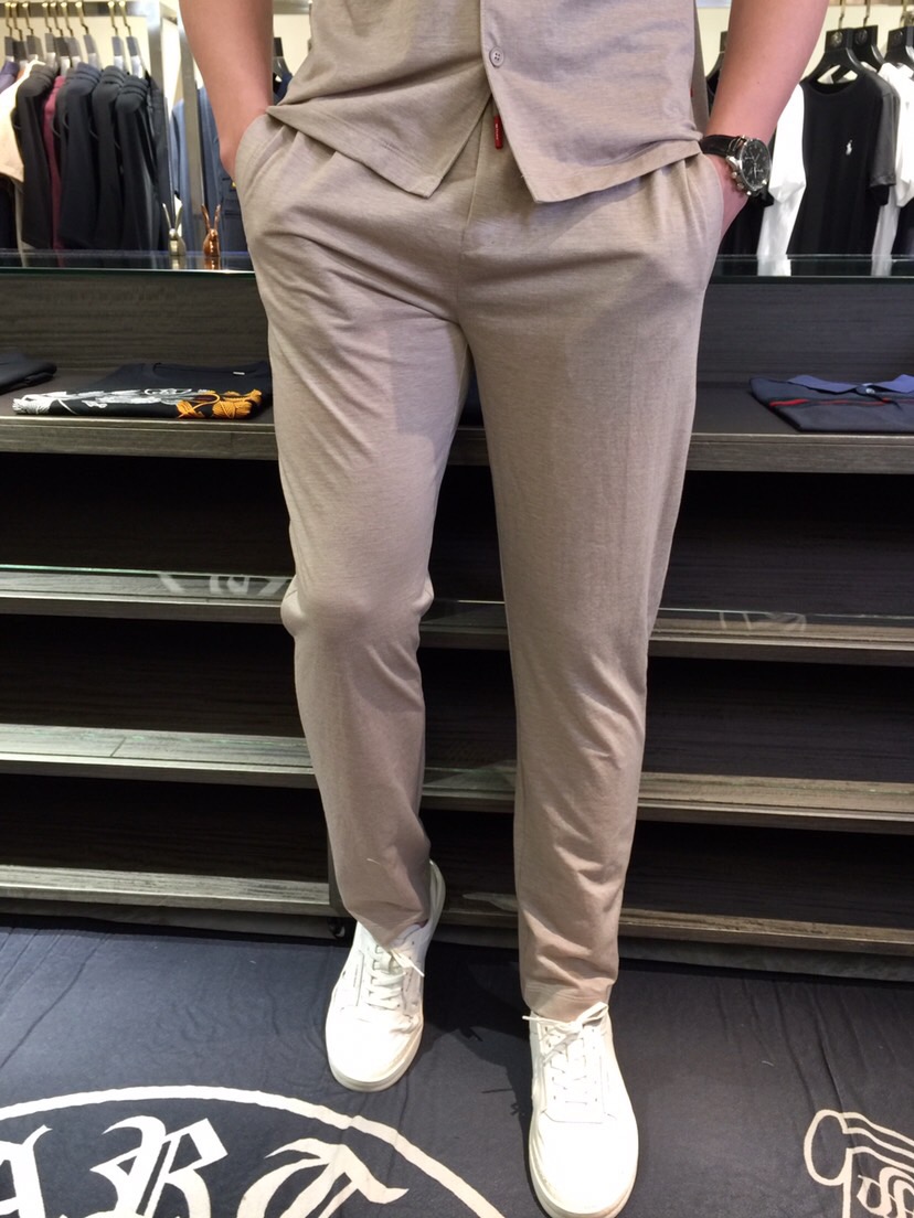 NO:477078,/Set Details of pants Ki Fat Brother Gospel New Summer Style is on sale. Classic simple style set, private channels are leaked, foreign trade company orders, domestic first-tier OEM factory produced, luxurious classic design, urban life, first-class quality!  A simple lapel casual sports suit, handsome and personalized, simple and generous style design, bold and innovative design that breaks through the conventional style, still continues the popular silk-lined blend fabric. It feels tender and smooth, breathable and comfortable, and is visually enough to instantly defeat those mediocre sports suits. Slim fit style, sports and leisure and entertainment are both competent!  Black/card color!  Size M~4XL (model/125 catties wear M), alexander wang19860909/套 裤子细节图Ki家胖哥哥福音夏季新款发售.经典简约款套装,私密渠道流出,外贸公司订单,国内一线代工厂出品,奢华经典设计,都市生活,品质一流！简约的一款翻领休闲运动套装 有帅有个性 简洁大方的版型设计,突破常规的大胆创新设计,依然延续了热门的丝麻混纺面料.手感嫩滑 透气,舒服为主 在视觉上已经足以秒杀那些平庸的运动套装 修身版型,运动休闲娱乐,均可胜任！黑色/卡色！尺码M～4XL（模特/125斤穿M）,,alexander wang,Men's clothing