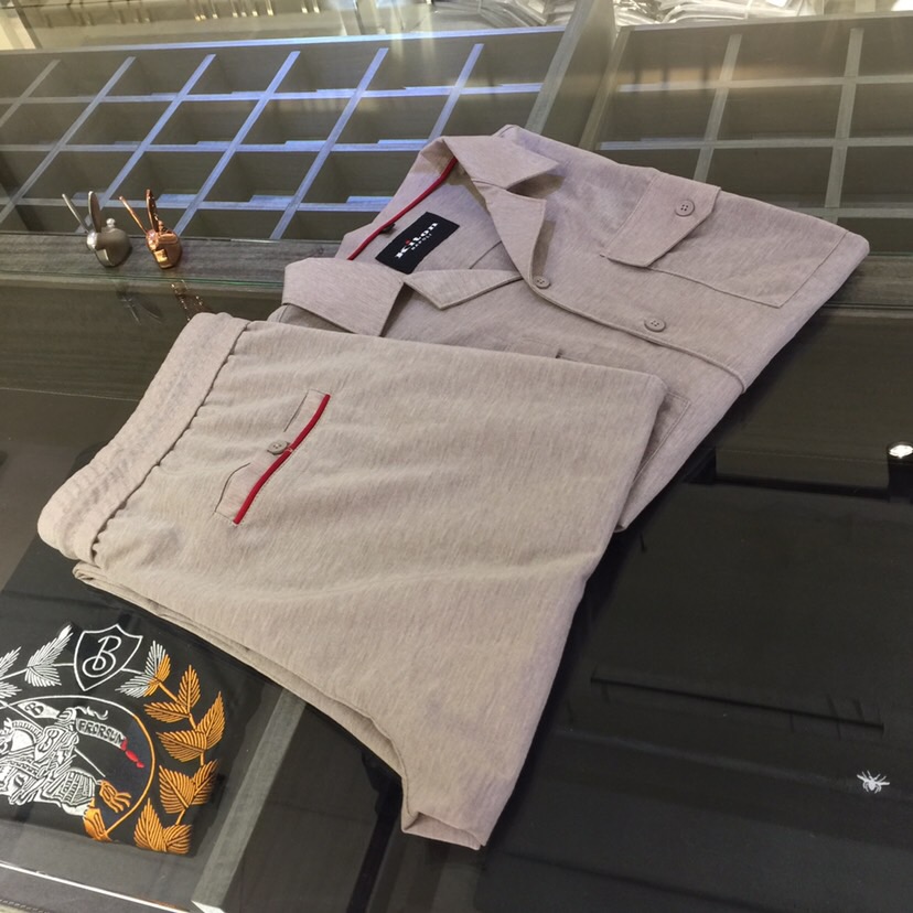 NO:477084,/Set Details of tops Ki Fat Brother Gospel New Summer Style is on sale. Classic simple style set, private channels are leaked, foreign trade company orders, domestic first-tier OEM factory produced, luxurious classic design, urban life, first-class quality!  A simple lapel casual sports suit, handsome and personalized, simple and generous style design, bold and innovative design that breaks through the conventional style, still continues the popular silk-lined blend fabric. It feels tender and smooth, breathable and comfortable, and is visually enough to instantly defeat those mediocre sports suits. Slim fit style, sports and leisure and entertainment are both competent!  Black/card color!  Size M~4XL (model/125 catties wear M), alexander wang19860909/套 上衣细节图Ki家胖哥哥福音夏季新款发售.经典简约款套装,私密渠道流出,外贸公司订单,国内一线代工厂出品,奢华经典设计,都市生活,品质一流！简约的一款翻领休闲运动套装 有帅有个性 简洁大方的版型设计,突破常规的大胆创新设计,依然延续了热门的丝麻混纺面料.手感嫩滑 透气,舒服为主 在视觉上已经足以秒杀那些平庸的运动套装 修身版型,运动休闲娱乐,均可胜任！黑色/卡色！尺码M～4XL（模特/125斤穿M）,,alexander wang,Men's clothing