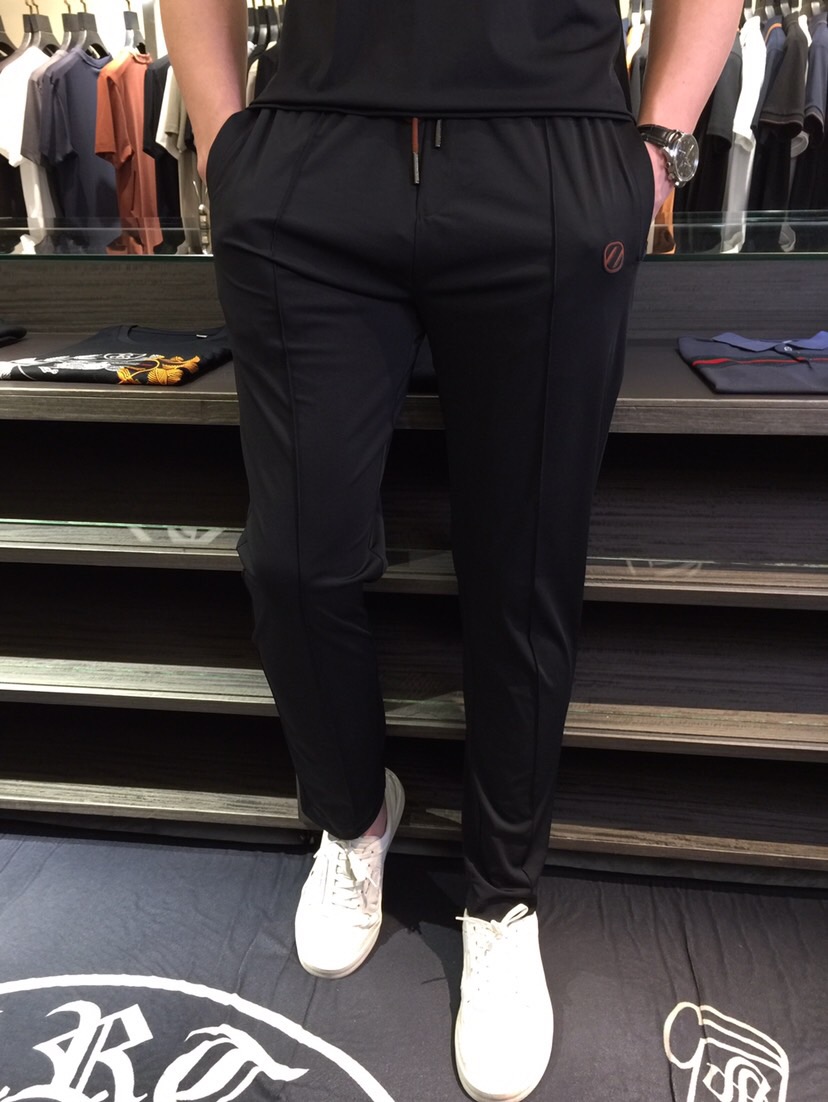 NO:477091,/Set details of pants Ze Fat Brother Gospel new summer style is on sale. Classic simple style set, private channels are leaked, foreign trade company orders, domestic first-tier OEM factories, luxury classic design, urban life, first-class quality!  A simple lapel boundless craft casual sports suit, handsome and personalized, simple and generous style design, bold and innovative design that breaks through the conventional style, still continues the popular ice silk fabric. It has good elasticity, tender and smooth feel, breathable, and comfortable. It is visually enough to instantly defeat those mediocre sports suits. Slim fit style, sports and leisure entertainment, are competent!  Black/Gray-green!  Size M~4XL (model/125 catties wear M), alexander wang19860909/套 裤子细节图Ze家胖哥哥福音夏季新款发售.经典简约款套装,私密渠道流出,外贸公司订单,国内一线代工厂出品,奢华经典设计,都市生活,品质一流！简约的一款翻领无边工艺休闲运动套装 有帅有个性 简洁大方的版型设计,突破常规的大胆创新设计,依然延续了热门的冰丝面料 弹力好,手感嫩滑 透气,舒服为主 在视觉上已经足以秒杀那些平庸的运动套装 修身版型,运动休闲娱乐,均可胜任！黑色/灰绿色！尺码M～4XL（模特/125斤穿M）,,alexander wang,Men's clothing