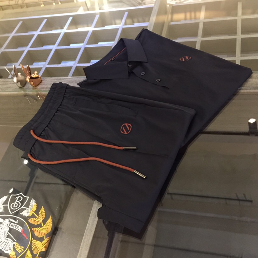 NO:477098,/Set Details of tops Ze Fat Brother Gospel New Summer Style is on sale. Classic simple style set, private channels are leaked, foreign trade company orders, domestic first-tier OEM factory produced, luxurious classic design, urban life, first-class quality!  A simple lapel boundless craft casual sports suit, handsome and personalized, simple and generous style design, bold and innovative design that breaks through the conventional style, still continues the popular ice silk fabric. It has good elasticity, tender and smooth feel, breathable, and comfortable. It is visually enough to instantly defeat those mediocre sports suits. Slim fit style, sports and leisure entertainment, are competent!  Black/Gray-green!  Size M~4XL (model/125 catties wear M), alexander wang19860909/套 上衣细节图Ze家胖哥哥福音夏季新款发售.经典简约款套装,私密渠道流出,外贸公司订单,国内一线代工厂出品,奢华经典设计,都市生活,品质一流！简约的一款翻领无边工艺休闲运动套装 有帅有个性 简洁大方的版型设计,突破常规的大胆创新设计,依然延续了热门的冰丝面料 弹力好,手感嫩滑 透气,舒服为主 在视觉上已经足以秒杀那些平庸的运动套装 修身版型,运动休闲娱乐,均可胜任！黑色/灰绿色！尺码M～4XL（模特/125斤穿M）,,alexander wang,Men's clothing