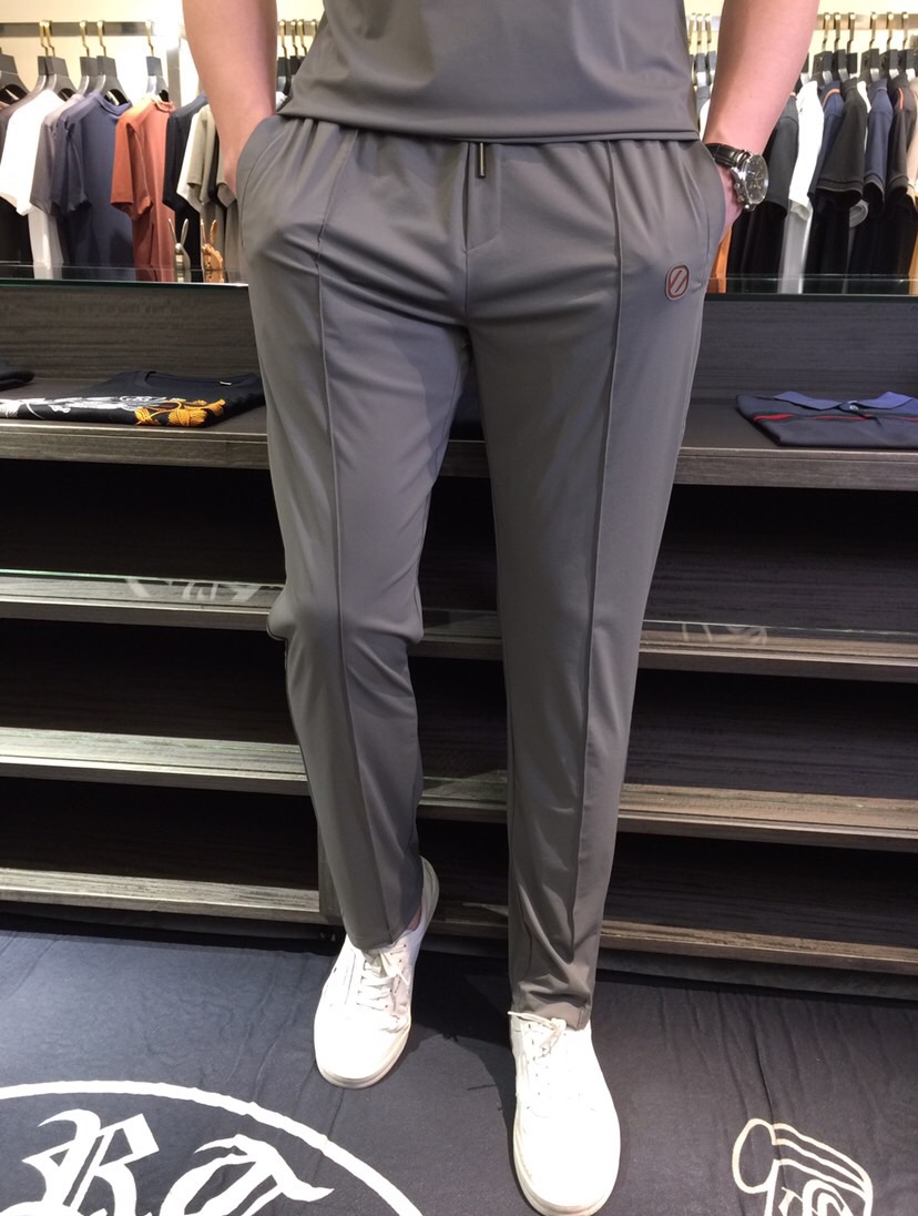 NO:477065,/Set Details of pants Ze Fat Brother Gospel New Summer Style is on sale. Classic simple style set, private channels are leaked, foreign trade company orders, domestic first-tier OEM factory produced, luxurious classic design, urban life, first-class quality!  A simple lapel boundless craft casual sports suit, handsome and personalized, simple and generous style design, bold and innovative design that breaks through the conventional style, still continues the popular ice silk fabric. It has good elasticity, tender and smooth feel, breathable, and comfortable. It is visually enough to instantly defeat those mediocre sports suits. Slim fit style, sports and leisure entertainment, are competent!  Black/Gray-green!  Size M~4XL (model/125 catties wear M), alexander wang19860909/套 裤子细节图Ze家胖哥哥福音夏季新款发售.经典简约款套装,私密渠道流出,外贸公司订单,国内一线代工厂出品,奢华经典设计,都市生活,品质一流！简约的一款翻领无边工艺休闲运动套装 有帅有个性 简洁大方的版型设计,突破常规的大胆创新设计,依然延续了热门的冰丝面料 弹力好,手感嫩滑 透气,舒服为主 在视觉上已经足以秒杀那些平庸的运动套装 修身版型,运动休闲娱乐,均可胜任！黑色/灰绿色！尺码M～4XL（模特/125斤穿M）,,alexander wang,Men's clothing