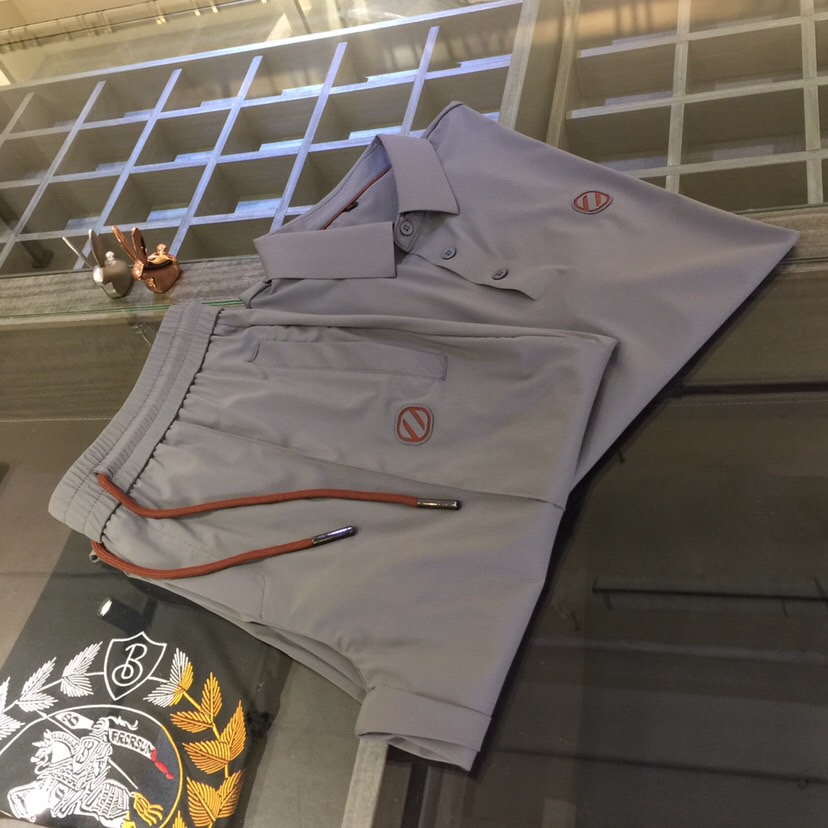 NO:477072,/Set Details of tops Ze Fat Brother Gospel New Summer Style is on sale. Classic simple style set, private channels are leaked, foreign trade company orders, domestic first-tier OEM factory produced, luxurious classic design, urban life, first-class quality!  A simple lapel boundless craft casual sports suit, handsome and personalized, simple and generous style design, bold and innovative design that breaks through the conventional style, still continues the popular ice silk fabric. It has good elasticity, tender and smooth feel, breathable, and comfortable. It is visually enough to instantly defeat those mediocre sports suits. Slim fit style, sports and leisure entertainment, are competent!  Black/Gray-green!  Size M~4XL (model/125 catties wear M), alexander wang19860909/套 上衣细节图Ze家胖哥哥福音夏季新款发售.经典简约款套装,私密渠道流出,外贸公司订单,国内一线代工厂出品,奢华经典设计,都市生活,品质一流！简约的一款翻领无边工艺休闲运动套装 有帅有个性 简洁大方的版型设计,突破常规的大胆创新设计,依然延续了热门的冰丝面料 弹力好,手感嫩滑 透气,舒服为主 在视觉上已经足以秒杀那些平庸的运动套装 修身版型,运动休闲娱乐,均可胜任！黑色/灰绿色！尺码M～4XL（模特/125斤穿M）,,alexander wang,Men's clothing