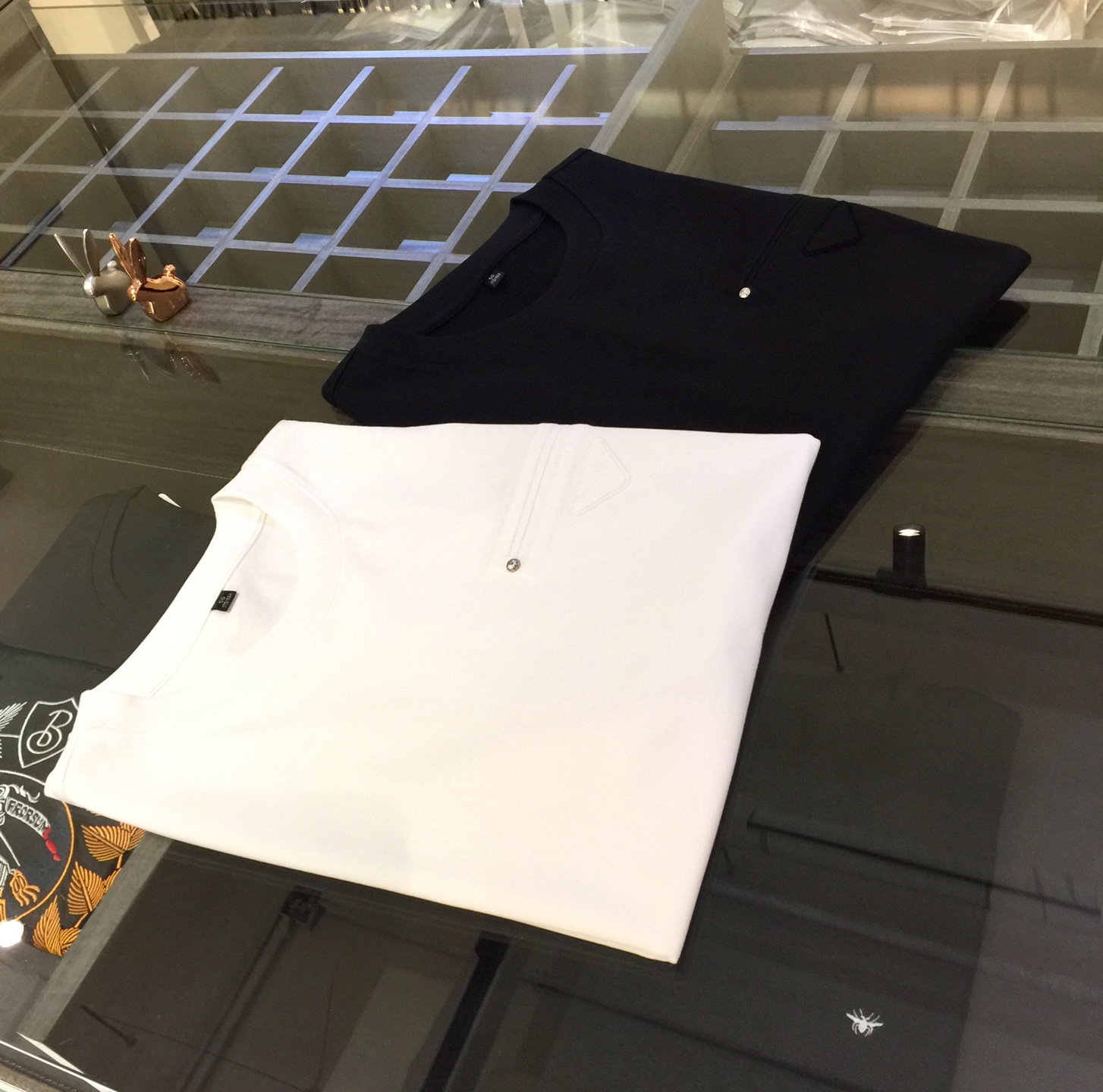 NO:477079,Pjia 2025 summer new product, classic and fashionable versatile round neck micro-expanded half-sleeved shirt, tidy top combed cotton fabric, exquisite three-dimensional inverted triangle logo design on the chest!  Imported original double-strand yarn, the fabric is soft and delicate, and basic base shirts are indispensable in men's wardrobe. They can be matched with various clothing anytime and anywhere to meet your daily life needs. The fabrics and factories we choose are all used by first-tier brands, and the clothes are very simple and low-key. Dears, buy them quickly!  Black/white!  Size M~XXXL (model 175/125 catties wear M), alexander wang19860909P家2025夏季新品 经典时尚百搭圆领微扩半袖衫 订织顶级精梳棉面料 胸前精致立体倒三角Logo设计！进口原版双股纱线 面料柔软细腻 男人的衣柜都少不了基础打底衫 随时随地都可以拿来搭配各种服饰 满足您日常生活需求.我们所选择的面料及工厂都是一线品牌所使用的,衣服设计非常的简洁 很是低调的设计 亲们赶紧入手！黑色/白色！尺码M～XXXL（模特175/125斤穿M）,,alexander wang,Men's clothing