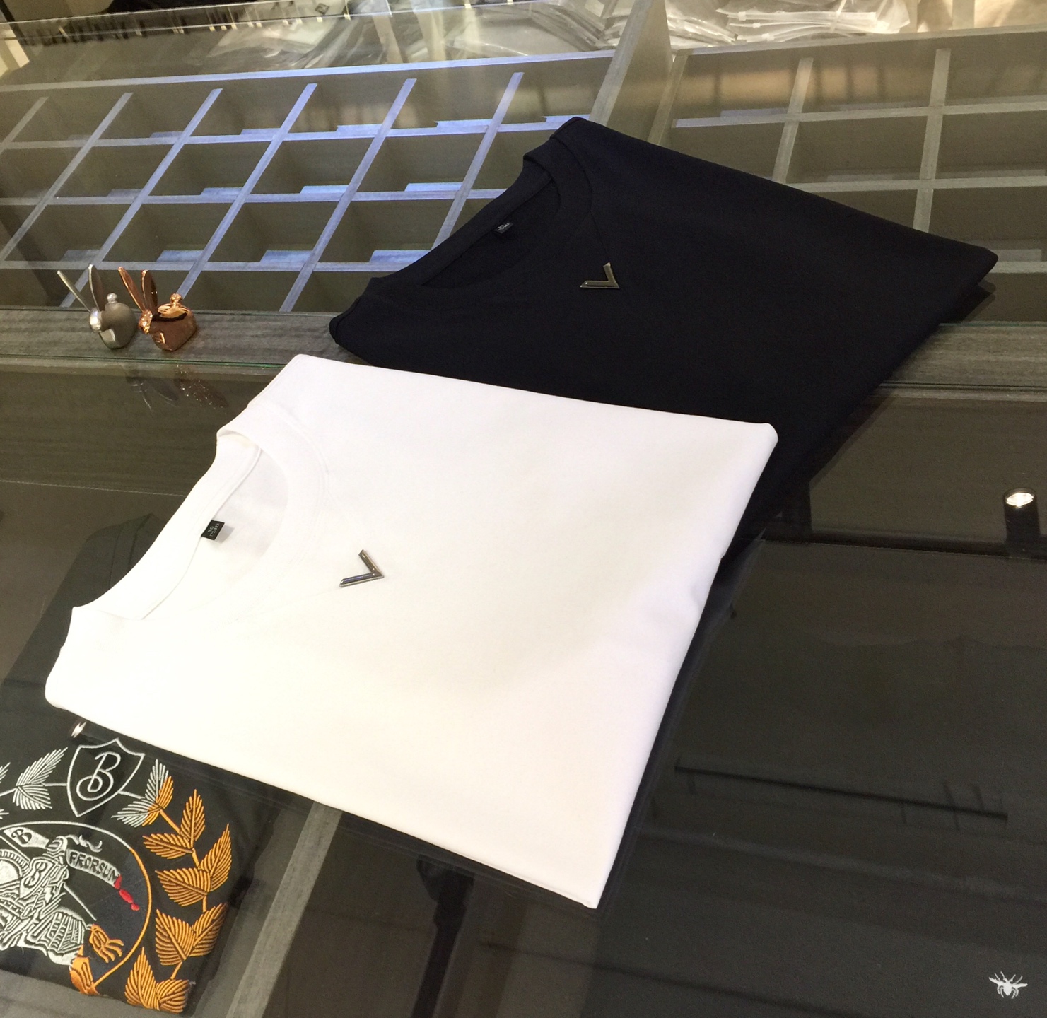 NO:477085,Lujia's new summer products in 2025, classic and fashionable, versatile round neck, micro-expanded half-sleeved shirt, top combed cotton fabric, exquisite three-dimensional hardware logo design on the chest!  Imported original double-strand yarn, the fabric is soft and delicate, and basic base shirts are indispensable in men's wardrobe. They can be matched with various clothing anytime and anywhere to meet your daily life needs. The fabrics and factories we choose are all used by first-tier brands, and the clothes are very simple and low-key. Dears, buy them quickly!  Black/white!  Size M~XXXL (model 175/125 catties wear M), louis vuitton,louis vuitton,alexander wang19860909驴家2025夏季新品 经典时尚百搭圆领微扩半袖衫 订织顶级精梳棉面料 胸前精致立体五金Logo设计！进口原版双股纱线 面料柔软细腻 男人的衣柜都少不了基础打底衫 随时随地都可以拿来搭配各种服饰 满足您日常生活需求.我们所选择的面料及工厂都是一线品牌所使用的,衣服设计非常的简洁 很是低调的设计 亲们赶紧入手！黑色/白色！尺码M～XXXL（模特175/125斤穿M）,,louis vuitton,louis vuitton,alexander wang,Men's clothing