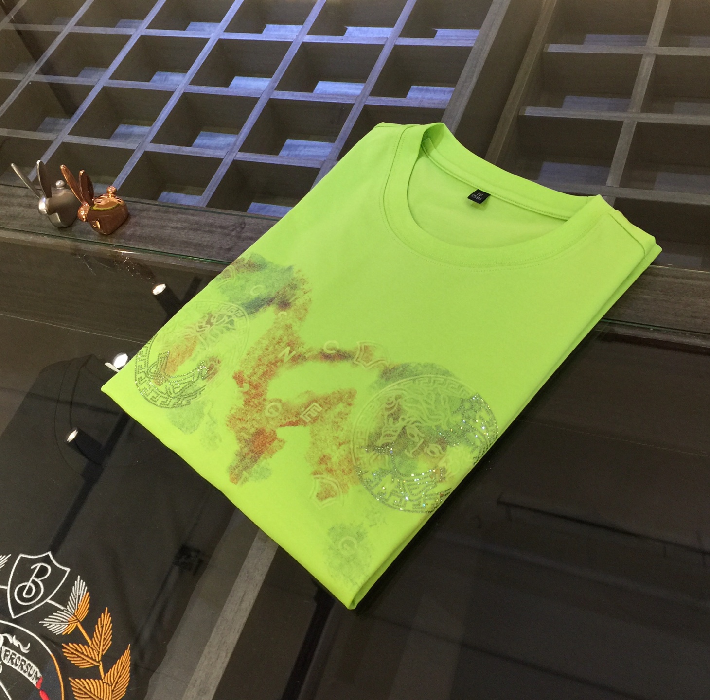 NO:477092,Fanjia 2025 summer new product, instantly kill all versions!  Classic and fashionable versatile round neck short sleeves, three-dimensional iron diamond logo design on the chest. Customized mulberry silk silk silk cotton fabric. Imported original starting silhouette yarn. The fabric is soft and delicate. Basic base shirts are indispensable for men's wardrobe. They can be matched with various clothing anytime and anywhere to meet your daily life needs. The fabrics and factories we choose are all used by first-tier brands. We recommend buying them!  green!  Size M~XXXL (model 175/125 catties wear M), T-shirt, alexander wang19860909范家2025夏季新品 秒杀一切版本！经典时尚百搭圆领短袖 胸前烫印立体烫钻Logo设计.订制桑蚕丝丝光棉面料 进口原版起脚天丝纱线 面料柔软细腻 男人的衣柜都少不了基础打底衫 随时随地都可以拿来搭配各种服饰 满足您日常生活需求.我们所选择的面料及工厂都是一线品牌所使用的,推荐入手！绿色！尺码M～XXXL（模特175/125斤穿M）,,T-shirt,alexander wang,Men's clothing