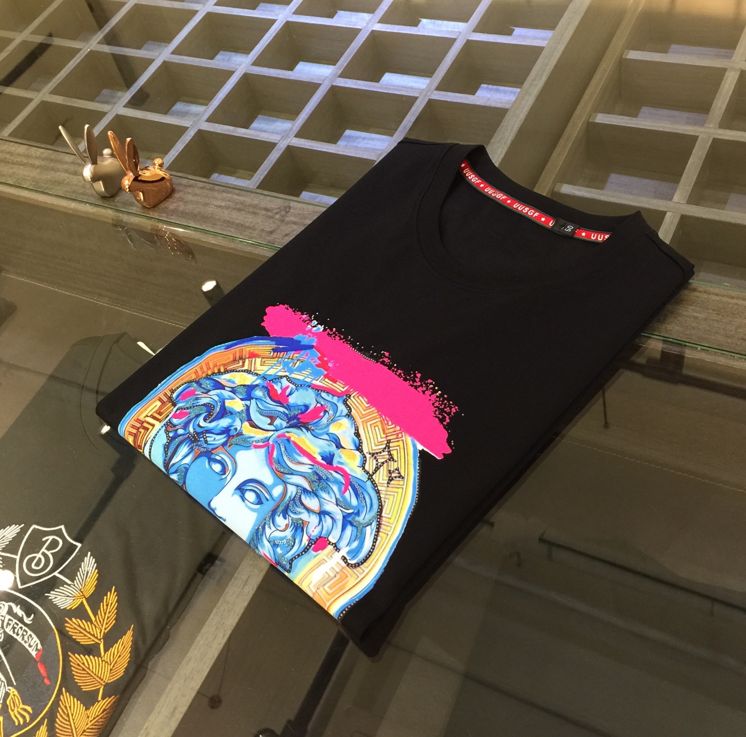 NO:477097,Fanjia 2025 summer new product, instantly kill all versions!  Classic and fashionable versatile round neck short sleeves, three-dimensional beaded thread on the chest, multi-craft heavy industry logo design. Customized mulberry silk silk silk cotton fabric, imported original starting tiny silk yarn, soft and delicate fabric, basic base shirts are indispensable for men's wardrobe, and can be matched with various clothing anytime and anywhere to meet your daily life needs. The fabrics and factories we choose are all used by first-tier brands, so we recommend buying!  Size M~XXXL (model 175/125 catties wear M), T-shirt, alexander wang19860909范家2025夏季新品 秒杀一切版本！经典时尚百搭圆领短袖 胸前烫印立体串珠线织多重工艺重工Logo设计.订制桑蚕丝丝光棉面料 进口原版起脚天丝纱线 面料柔软细腻 男人的衣柜都少不了基础打底衫 随时随地都可以拿来搭配各种服饰 满足您日常生活需求.我们所选择的面料及工厂都是一线品牌所使用的,推荐入手！尺码M～XXXL（模特175/125斤穿M）,,T-shirt,alexander wang,Men's clothing