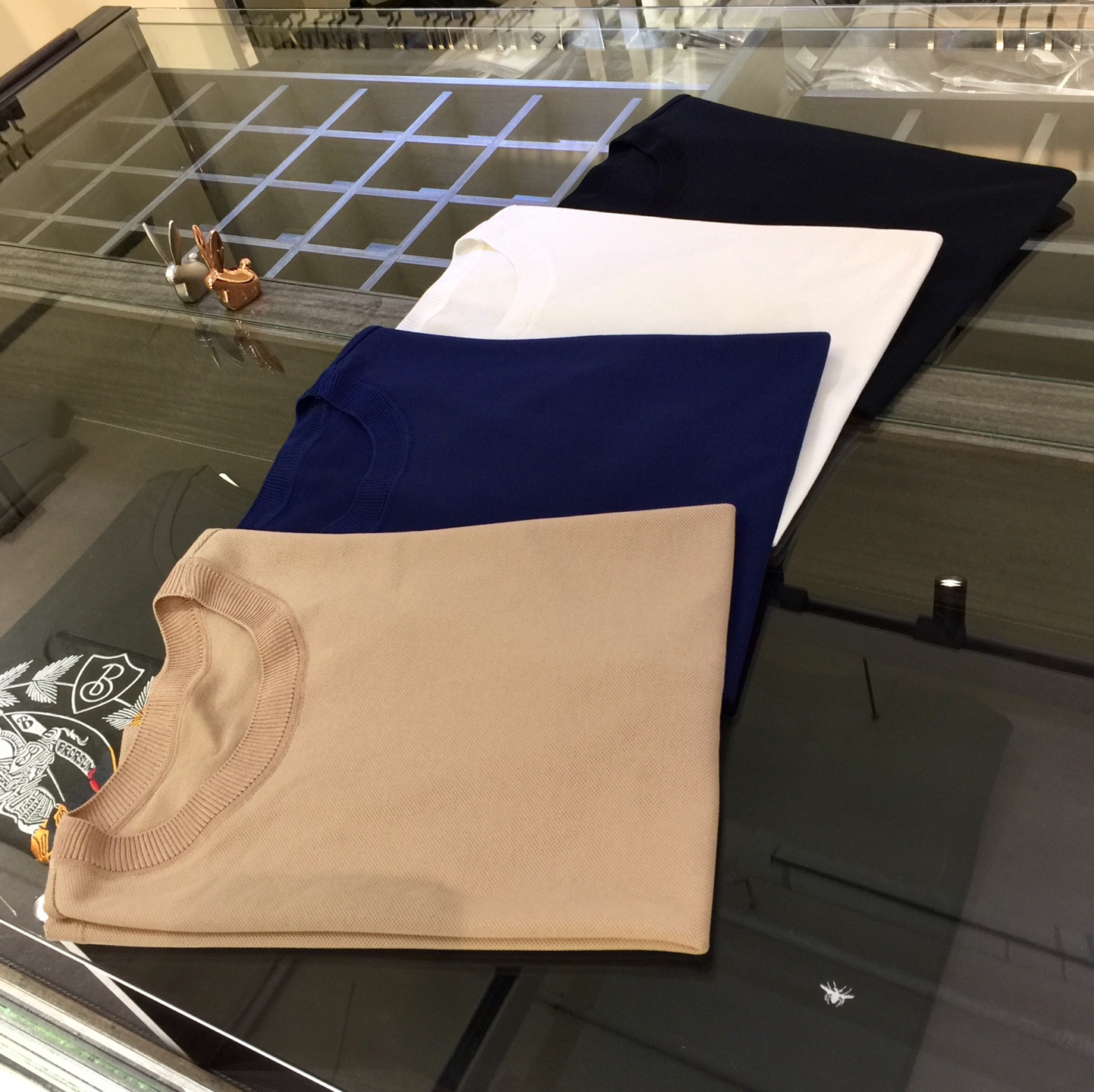 NO:477104,G family’s major recommendation!  The latest series of 2025AW, versatile commuting to work, elegant design, a must-have for business elites, using Gaoke heavy mercerized bead floor cotton fabric, Wen Ru soft, delicate and soft, the upper body is naturally comfortable, round neck business casual slim fit style, can be worn during business or leisure, exquisite logo design after get off work!  It highlights the overall styling and body-slimming feeling. The overall craftsmanship line is really impeccable. This round-neck fashion all adds points to urban fashion people and has a more gentlemanly charm!  Black/Original/Blue/Khaki!  Size M~XXXL (model 175/125 catties wear M), gucci, alexander wang19860909G家重磅推荐！2025AW最新系列 上班通勤百搭 富于优雅的设计感 商务精英必备 采用高克重丝光珠地棉面料 温儒柔软 细腻柔软 上身自然是舒适 圆领商务休闲修身款 无论是商务还是休闲时候都可穿搭 下班精美Logo设计！非常的凸显整体的造型感以及修身上身感 整体的工艺车线真的是无可挑剔的 这样的一款圆领时装 无不为都市时尚人士加分 更加的绅士韵味十足范！黑色/米白色/蓝色/卡其色！尺码M～XXXL（模特175/125斤穿M）,,gucci,alexander wang,Men's clothing