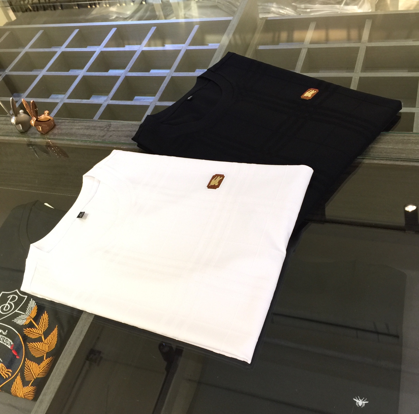 NO:477109,B Family 2025 summer new product, instantly kill all versions!  Classic and fashionable versatile round neck short sleeves, customized mulberry silk super soft fabric, flower burning process!  Basic base shirts are indispensable for men's wardrobes. They can be matched with various clothing anytime and anywhere to meet your daily needs. The fabrics and factories we choose are all used by first-tier brands, so we recommend buying them!  Black/white!  Size M~XXXL (model 175/125 catties wear M), T-shirt, alexander wang19860909B家2025夏季新品 秒杀一切版本！经典时尚百搭圆领短袖 订制桑蚕丝超柔软面料 烧花工艺！男人的衣柜都少不了基础打底衫 随时随地都可以拿来搭配各种服饰 满足您日常生活需求.我们所选择的面料及工厂都是一线品牌所使用的,推荐入手！黑色/白色！尺码M～XXXL（模特175/125斤穿M）,,T-shirt,alexander wang,Men's clothing