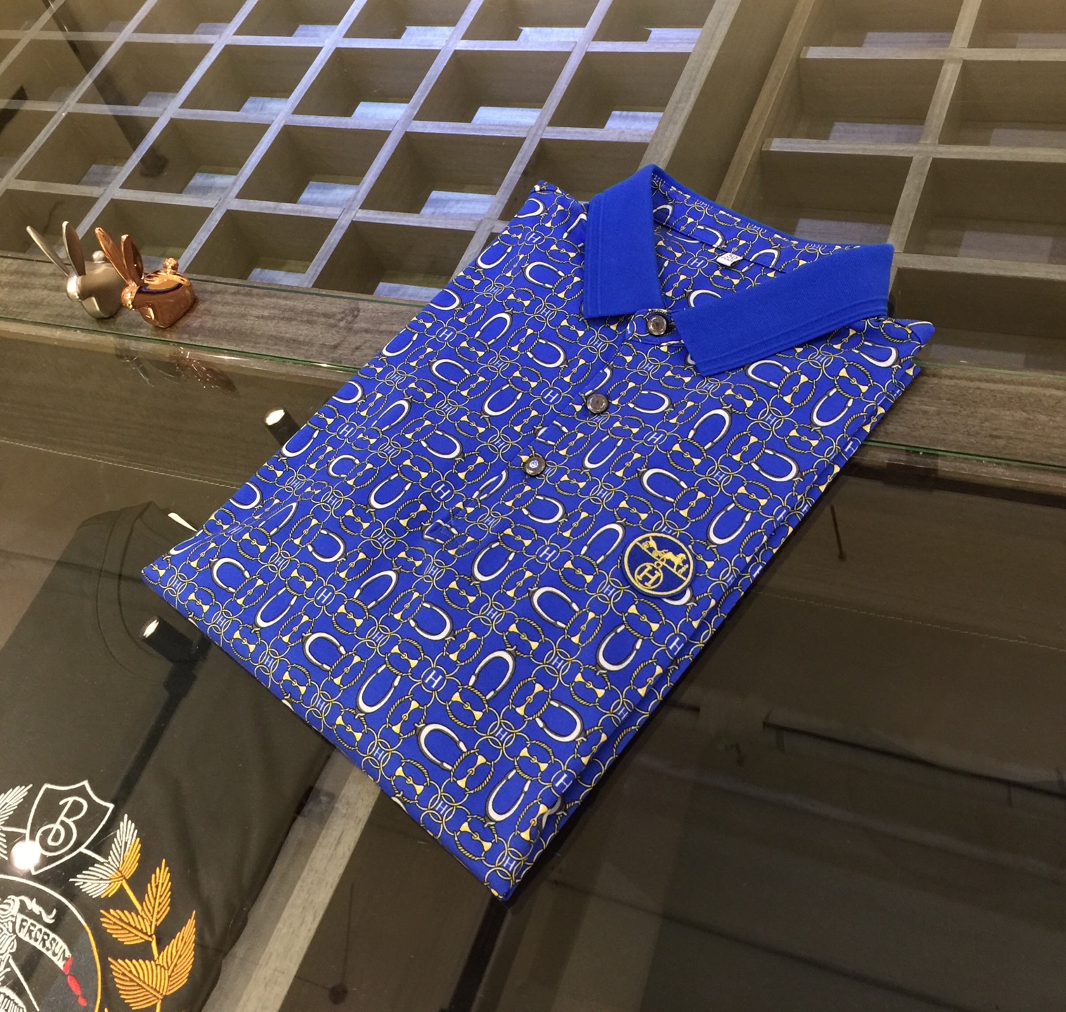 NO:477114,H Home has the latest short-sleeved lapel shirt in summer 2025!  High-end silk cotton fabric, breathable, comfortable, delicate and soft, all original customized products, and high-end digital printing of the whole dress!  High-end quality!  High-quality shipment, fashionable and stylish upper body!  Black/Blue/Orange!  Size M~XXXL (model 175/125 catties wear M), T-shirt, alexander wang19860909H家2025夏季最新发布短袖翻领衫！高档天丝棉面料,透气舒适细腻柔软,面料,辅料全部原版定制出品,整衣高档数码印花！品质高端！高品质出货,上身时尚有型！黑色/蓝色/橙色！尺码M～XXXL（模特175/125斤穿M）,,T-shirt,alexander wang,Men's clothing