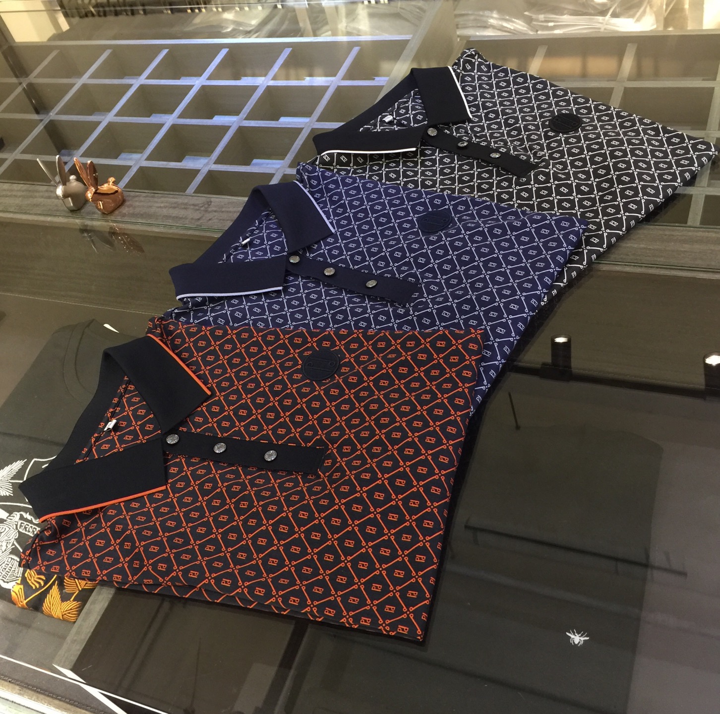 NO:477117,Pjia’s latest short-sleeved lapel shirt in summer 2025!  High-end silk cotton fabric, breathable, comfortable, delicate and soft, all original customized products, and high-end digital printing of the whole dress!  High-end quality!  High-quality shipment, fashionable and stylish upper body!  Black/Blue/Red!  Size M~XXXL (model 175/125 catties wear M), T-shirt, alexander wang19860909P家2025夏季最新发布短袖翻领衫！高档天丝棉面料,透气舒适细腻柔软,面料,辅料全部原版定制出品,整衣高档数码印花！品质高端！高品质出货,上身时尚有型！黑色/蓝色/红色！尺码M～XXXL（模特175/125斤穿M）,,T-shirt,alexander wang,Men's clothing