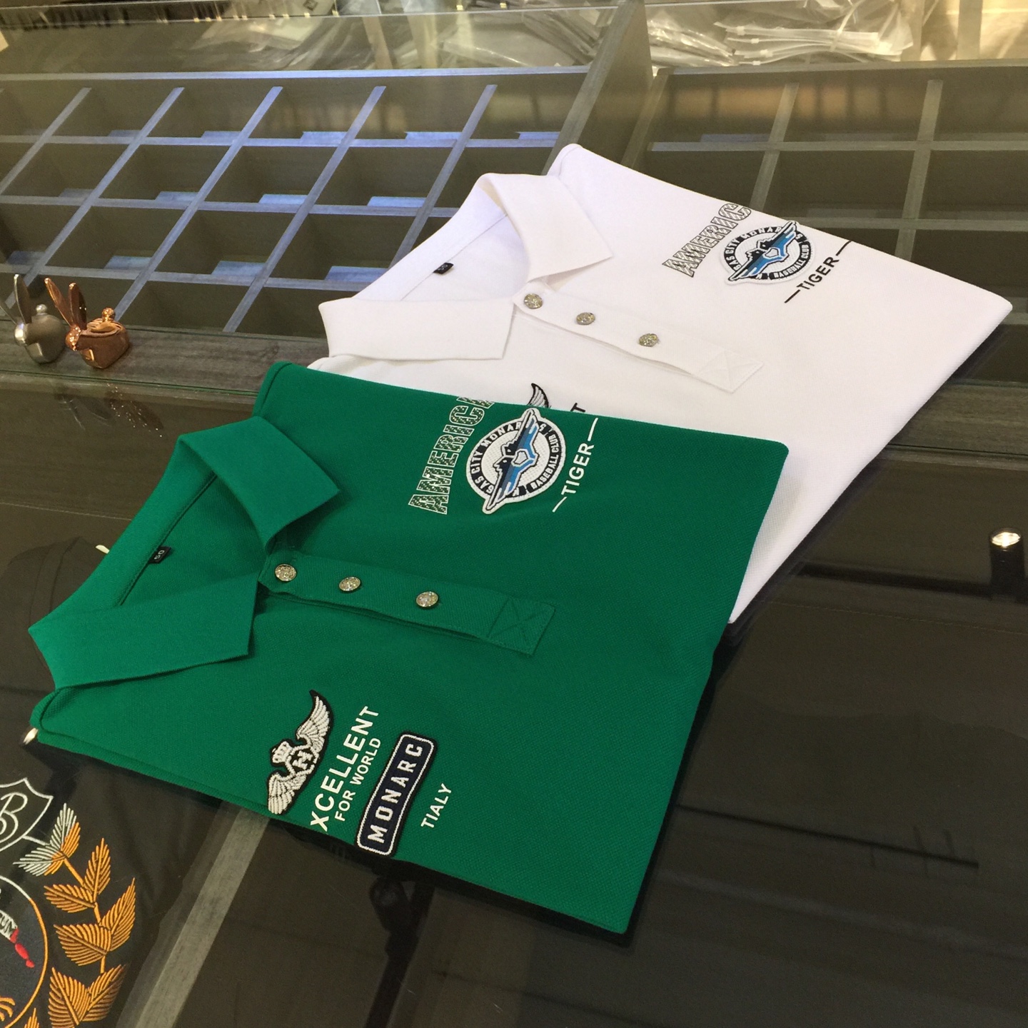 NO:477086,Ajia’s latest summer series in 2025, versatile commuting to work, elegant design, a must-have for business elites, using high-quality mercerized bead floor cotton fabric, Wen Ru soft, delicate and soft, the upper body is naturally comfortable, lapel business casual slim fit style, you can wear it in both business and leisure!  It highlights the overall styling and body-slimming feeling. The overall craftsmanship line is really impeccable. This kind of lapel fashion adds points to urban fashion people and has a more gentlemanly charm!  White/green!  Size M~XXXL (model 175/125 catties wear M), alexander wang19860909A家2025夏季最新系列 上班通勤百搭 富于优雅的设计感 商务精英必备 采用高克重丝光珠地棉面料 温儒柔软 细腻柔软 上身自然是舒适 翻领商务休闲修身款 无论是商务还是休闲时候都可穿搭！非常的凸显整体的造型感以及修身上身感 整体的工艺车线真的是无可挑剔的 这样的一款翻领时装 无不为都市时尚人士加分 更加的绅士韵味十足范！白色/绿色！尺码M～XXXL（模特175/125斤穿M）,,alexander wang,Men's clothing