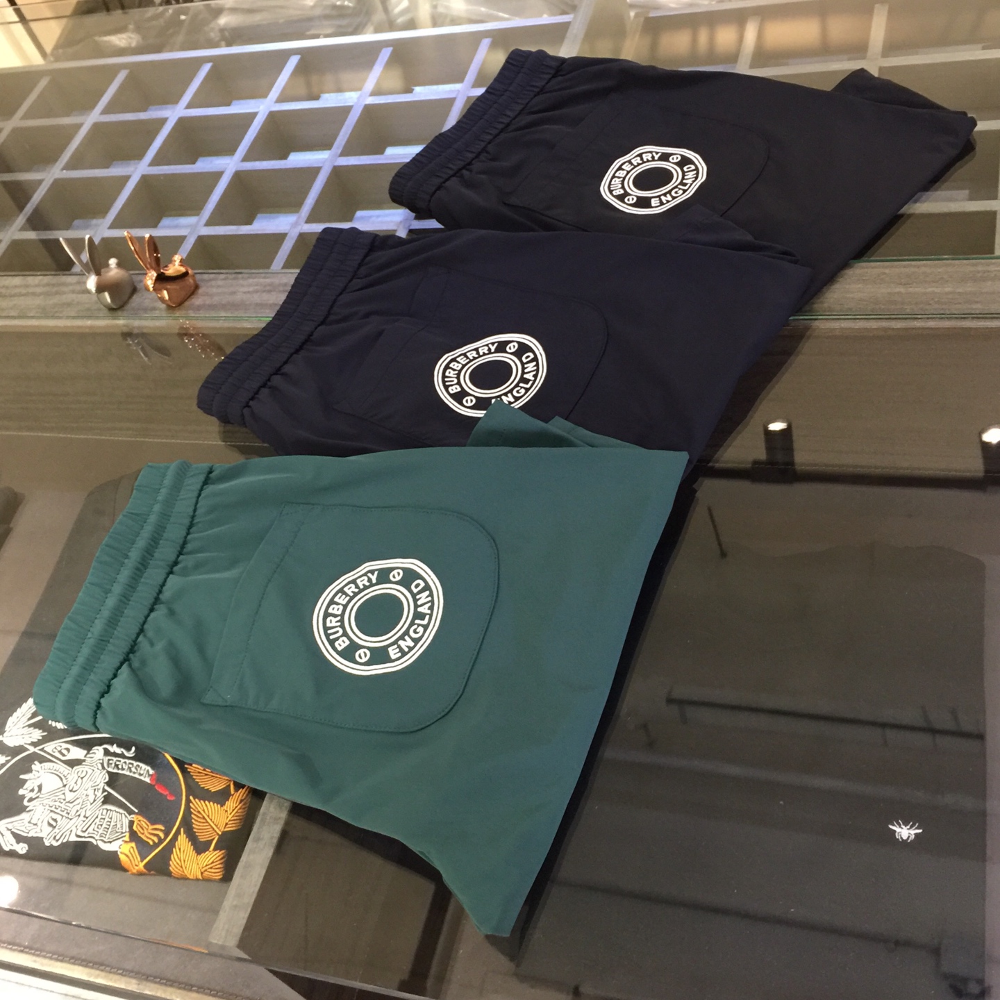 NO:160310,B Family's latest summer shorts in 2025. Production from OEM. Elastic waist design casual pants. Custom imported top four-sided elastic fabric. Good comfort. The upper body has no sense of restraint. High-end style, the upper body shows slender legs. It is definitely a rare good product. Black/dark blue/green!  Size M~4XL (model/125 catties wear M), shorts, alexander wang19860909B家2025夏季最新款短裤.代工厂出品.松紧腰设计休闲裤 定制进口顶级四面弹面料.舒适度佳.上身毫无束缚感.高版型、上身显腿修长.绝对是不可多得的好货.黑色/深蓝色/绿色！尺码M～4XL（模特/125斤穿M）,,shorts,alexander wang,Men's clothing