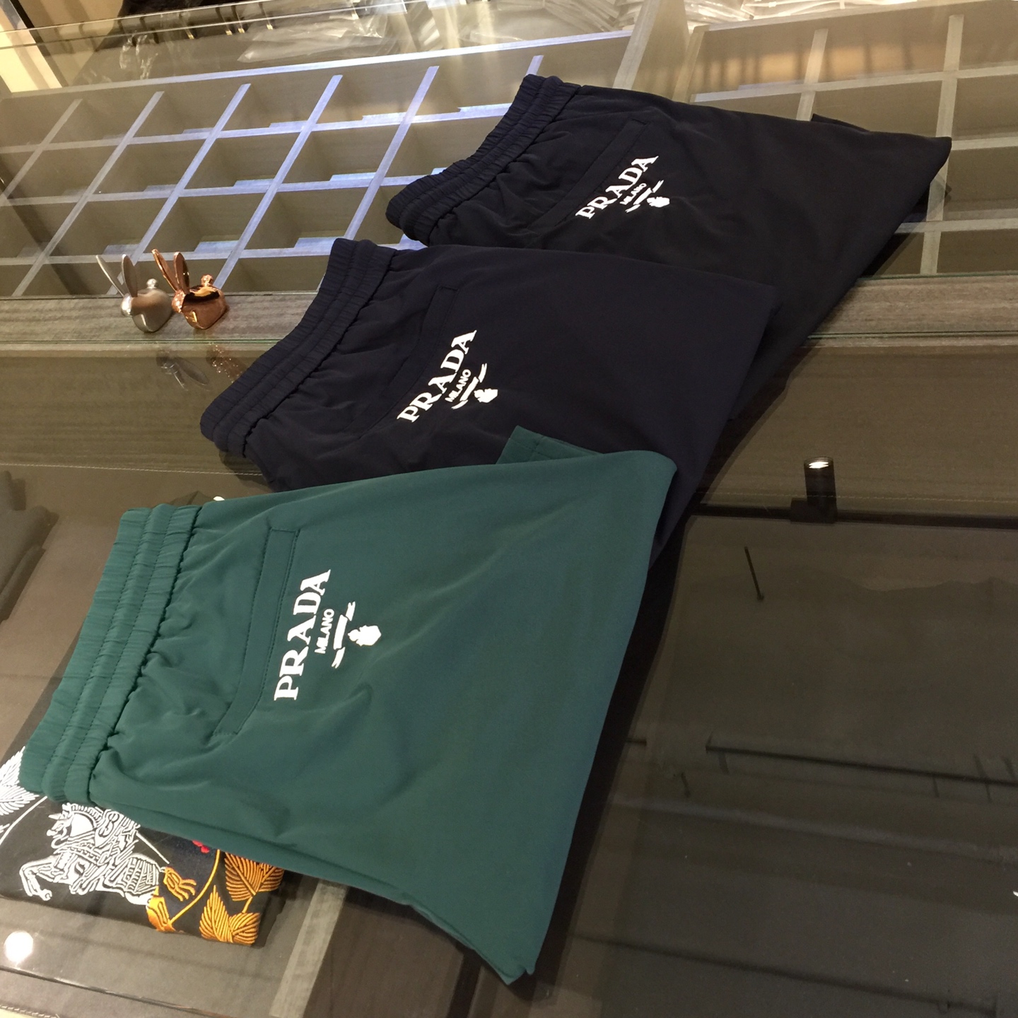 NO:160313,Pjia’s latest summer shorts in 2025. Production from OEM. Elastic waist design casual pants. Custom imported top four-sided elastic fabric. Good comfort. The upper body has no sense of restraint. High-end style, the upper body shows slender legs. It is definitely a rare good product. Black/dark blue/green!  Size M~4XL (model/125 catties wear M), shorts, alexander wang19860909P家2025夏季最新款短裤.代工厂出品.松紧腰设计休闲裤 定制进口顶级四面弹面料.舒适度佳.上身毫无束缚感.高版型、上身显腿修长.绝对是不可多得的好货.黑色/深蓝色/绿色！尺码M～4XL（模特/125斤穿M）,,shorts,alexander wang,Men's clothing