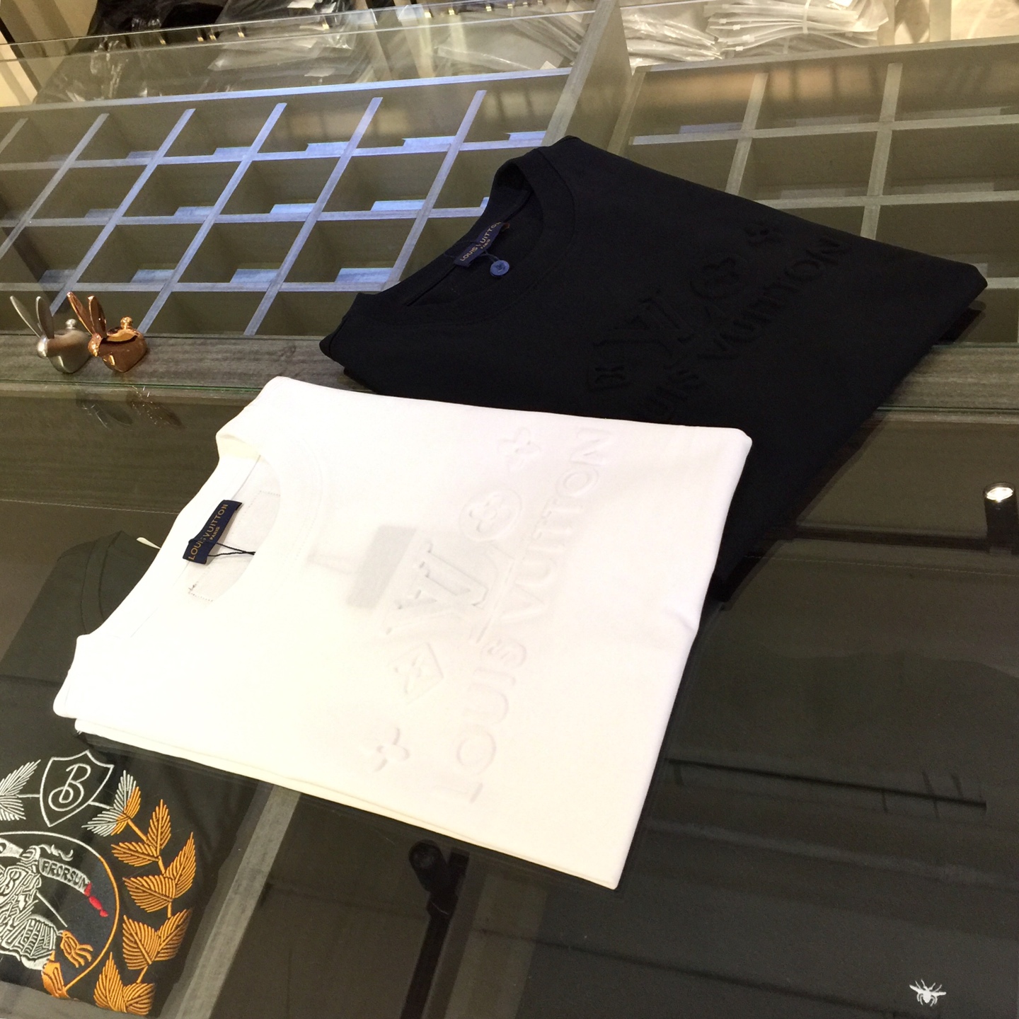 NO:160319,Lujia 2025 new original single men's casual wide version short-sleeved T-shirt!  High-end customization, high-version, three-dimensional craftsmanship logo on chest foam!  Fashionable and versatile hot product. Original imported double-strand cotton fabric. Threaded cuffs. Necklace hem. Super soft and delicate touch. It is comfortable to wear. High-end boutique. The fine OEM factory makes it very good. Men's must-have items. Complete three standards!  Black/white!  Size S~XXL (model/125 catties wear S), louis vuitton,louis vuitton,t-shirt,tees,t-shirt,alexander wang19860909驴家2025新款原单男士休闲阔版短袖T恤！高端定制 高版本 胸前发泡立体工艺Logo！时尚百搭爆款 原版进口双股棉质面料 螺纹袖口.领口衣摆 手感超柔软细腻 穿着亲肤舒适 高端精品 代工厂精细做上身非常赞 男士必备单品 三标齐全！黑色/白色！尺码S～XXL（模特/125斤穿S）,,louis vuitton,louis vuitton,T-shirt,tees，t-shirt,alexander wang,Men's clothing