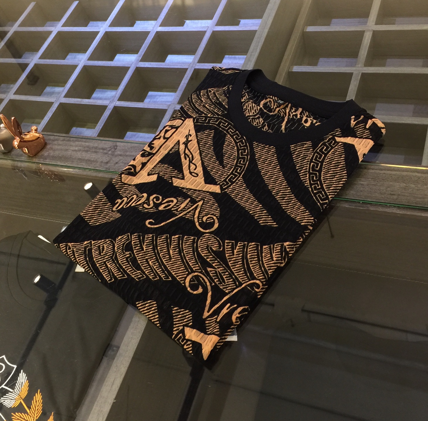 NO:160322,Fan’s 2025 fashion masterpiece must be outstanding, handsome and fashionable micro-hollowed design round neck shirt, high-end fashion, complex craftsmanship, excellent materials. The most top million-dollar jacquard machine hollow jacquard knitting technology uses top Japanese imported filament   long velvet cotton fabric, delicate and smooth texture, making people feel comfortable and comfortable, it goes without saying that you must be careful when wearing it. Try not to be hooked by metal objects. It is highly recommended. Moreover, you can’t see such a style outside!  Size M~XXXL (model/125 catties wear M), alexander wang19860909范家2025年时尚大鳄的精品之作,一定要出彩,帅气时髦微镂空设计圆领衫 高端时装 工艺复杂 用料精良.最顶极百万提花机器镂空提花针织工艺 采用顶级日本进口长丝 长绒棉面料 细腻柔滑的质感 让人倍感舒适不言而喻,就是穿着的时候一定要小心 尽量不要被金属物勾到,强烈推荐 而且外面您是根本看不到这样的款式的！尺码M～XXXL（模特/125斤穿M）,,alexander wang,Men's clothing