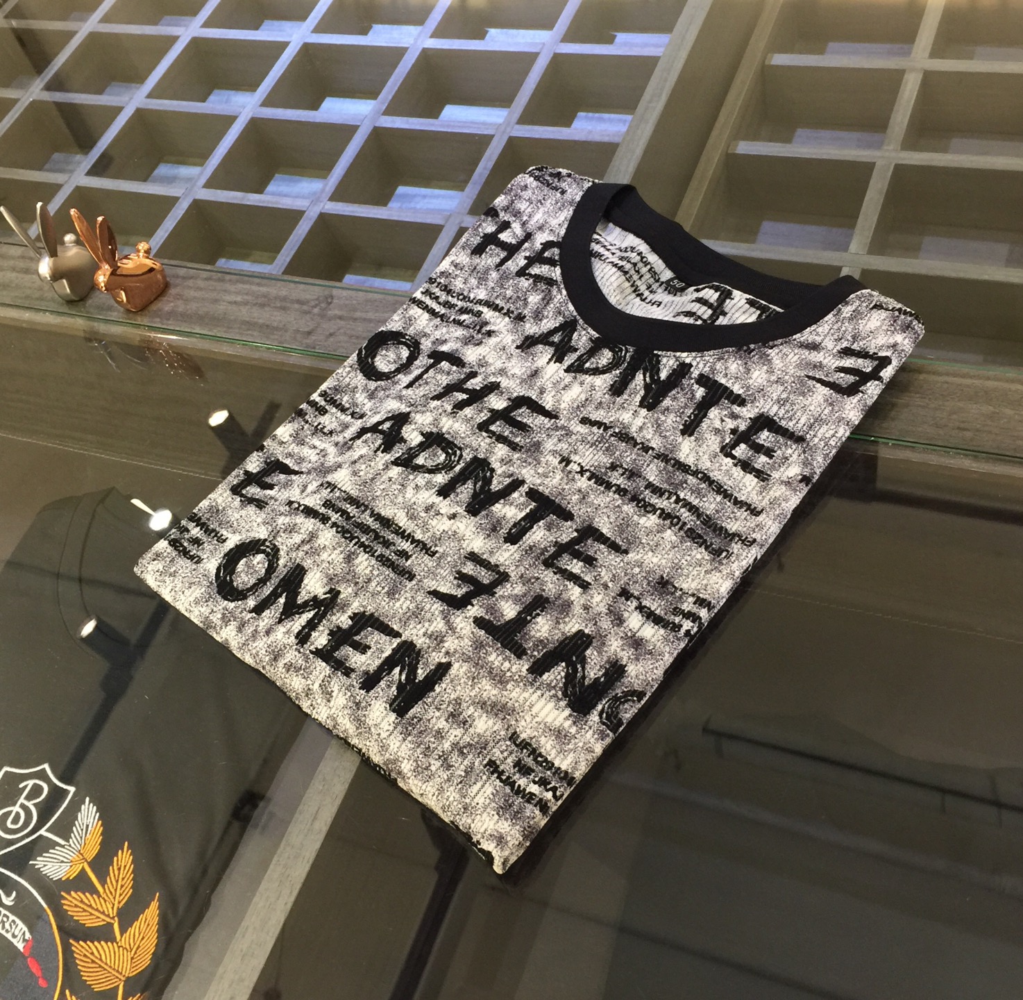 NO:160298,A's 2025 fashion masterpiece must be outstanding, handsome and fashionable micro-hollowed design round neck shirt, high-end fashion, complex craftsmanship, excellent materials. The most top million-dollar jacquard machine hollow jacquard knitting technology uses top-notch Japanese imported filament   long velvet cotton fabric, delicate and smooth texture, making people feel comfortable and comfortable, it goes without saying that you must be careful when wearing it. Try not to be hooked by metal objects. It is highly recommended. Moreover, you can't see such a style outside!  Size M~XXXL (model/125 catties wear M), alexander wang19860909A家2025年时尚大鳄的精品之作,一定要出彩,帅气时髦微镂空设计圆领衫 高端时装 工艺复杂 用料精良.最顶极百万提花机器镂空提花针织工艺 采用顶级日本进口长丝 长绒棉面料 细腻柔滑的质感 让人倍感舒适不言而喻,就是穿着的时候一定要小心 尽量不要被金属物勾到,强烈推荐 而且外面您是根本看不到这样的款式的！尺码M～XXXL（模特/125斤穿M）,,alexander wang,Men's clothing