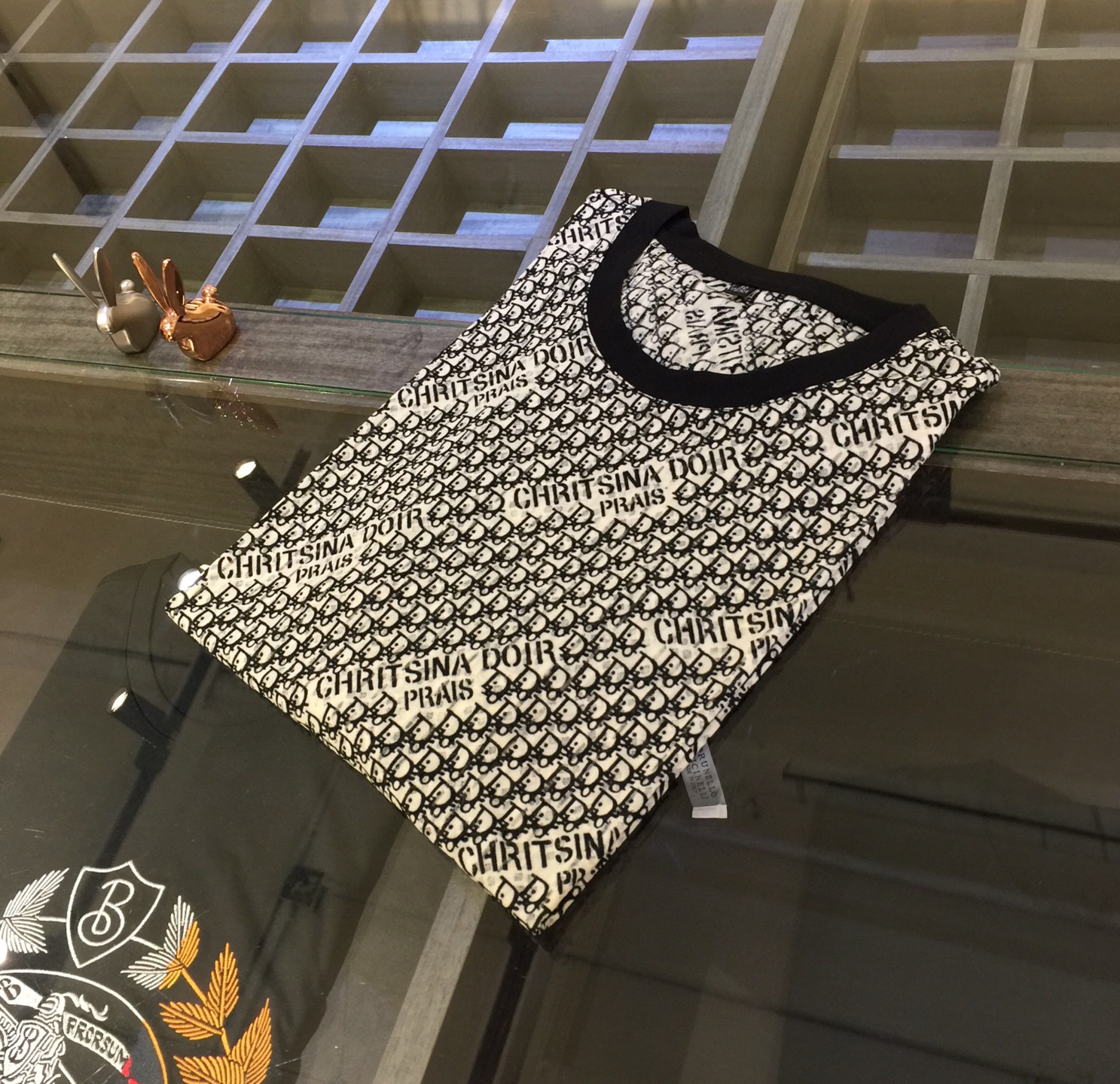 NO:160300,The fine works of Dijia's fashion tycoon in 2025 must be outstanding. The handsome and fashionable micro-hollowed design round neck shirt is high-end fashion, complex craftsmanship and excellent materials. The most extreme million-dollar jacquard machine hollow jacquard knitting process uses top-notch Japanese imported filament   long velvet cotton fabric. The delicate and smooth texture makes people feel comfortable and comfortable. It goes without saying that you must be careful when wearing it. Try not to be hooked by metal objects. It is highly recommended. Moreover, you can't see such a style outside!  Size M~XXXL (model/125 catties wear M), dior, alexander wang19860909迪家2025年时尚大鳄的精品之作,一定要出彩,帅气时髦微镂空设计圆领衫 高端时装 工艺复杂 用料精良.最顶极百万提花机器镂空提花针织工艺 采用顶级日本进口长丝 长绒棉面料 细腻柔滑的质感 让人倍感舒适不言而喻,就是穿着的时候一定要小心 尽量不要被金属物勾到,强烈推荐 而且外面您是根本看不到这样的款式的！尺码M～XXXL（模特/125斤穿M）,,dior,alexander wang,Men's clothing