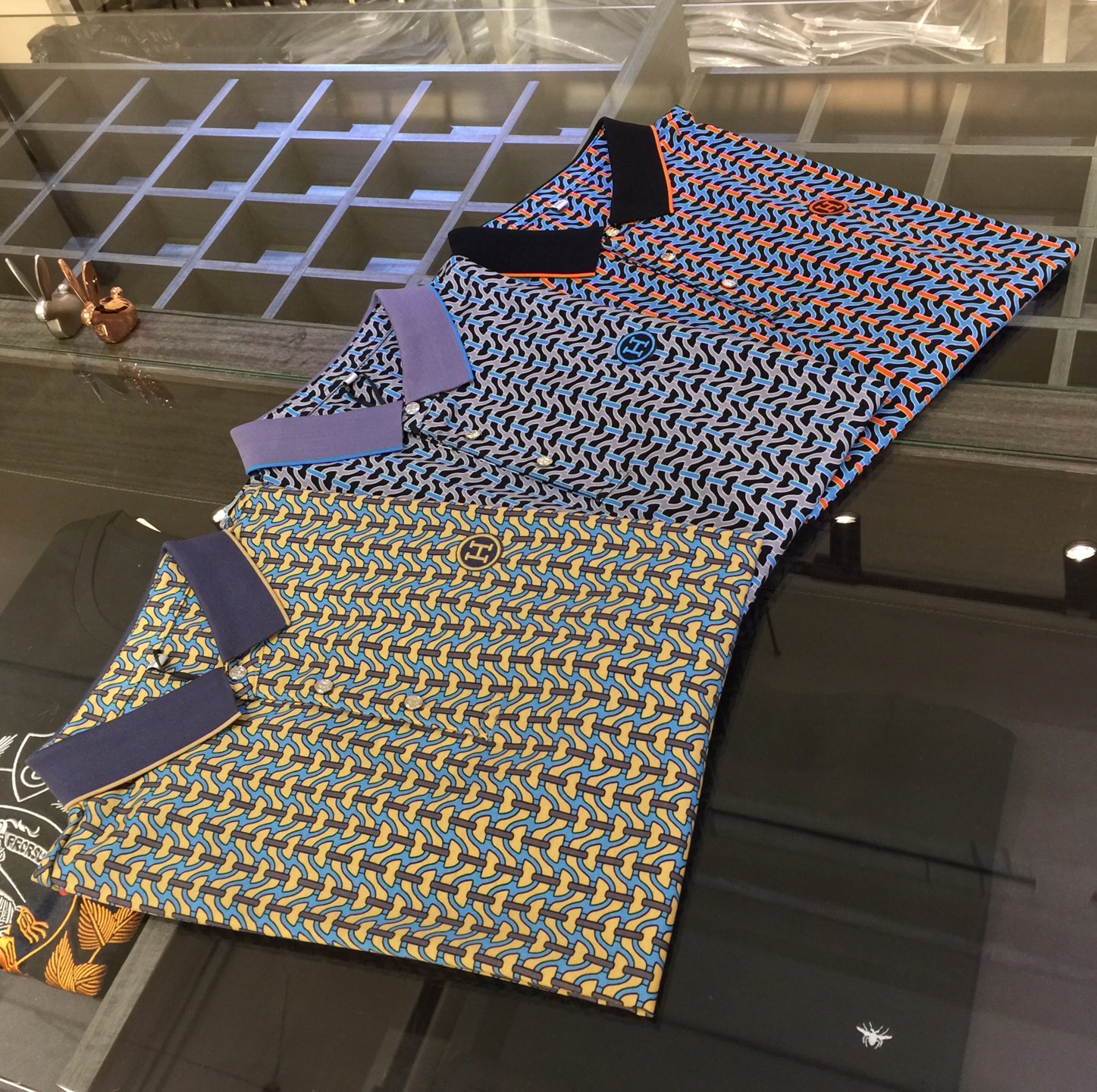 NO:160303,H Home has the latest short-sleeved lapel shirt in summer 2025!  High-end silk cotton fabric, breathable, comfortable, delicate and soft, all original customized products, and high-end digital printing of the whole dress!  High-end quality!  High-quality shipment, fashionable and stylish upper body!  Black/Gray/Apricot!  Size M~XXXL (model/125 catties wear M), T-shirt, alexander wang19860909H家2025夏季最新发布短袖翻领衫！高档天丝棉面料,透气舒适细腻柔软,面料,辅料全部原版定制出品,整衣高档数码印花！品质高端！高品质出货,上身时尚有型！黑色/灰色/杏色！尺码M～XXXL（模特/125斤穿M）,,T-shirt,alexander wang,Men's clothing