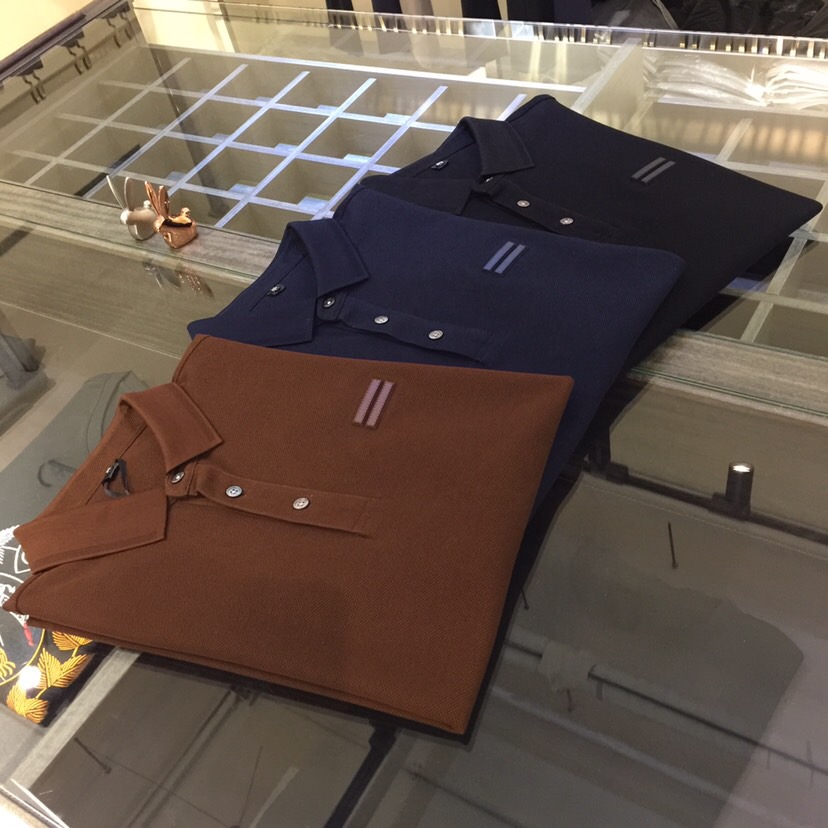 NO:160309,The latest series of Fat Brother Ze’s Gospel in summer, versatile commuting to work, elegant design, a must-have for business elites, using mercerized bead floor cotton blend fabric, Wen Ru soft, delicate and soft, the upper body is naturally comfortable, lapel business casual slim fit style, can be worn in both business and leisure!  It highlights the overall styling and body-slimming feeling. The overall craftsmanship line is really impeccable. This kind of lapel fashion adds points to urban fashion people and has a more gentlemanly charm!  Black/dark blue/coffee!  Size M~4XL (model/125 catties wear M), alexander wang19860909Ze家胖哥哥福音夏季最新系列 上班通勤百搭 富于优雅的设计感 商务精英必备 采用丝光珠地棉混纺面料 温儒柔软 细腻柔软 上身自然是舒适 翻领商务休闲修身款 无论是商务还是休闲时候都可穿搭！非常的凸显整体的造型感以及修身上身感 整体的工艺车线真的是无可挑剔的 这样的一款翻领时装 无不为都市时尚人士加分 更加的绅士韵味十足范！黑色/深蓝色/咖色！尺码M～4XL（模特/125斤穿M）,,alexander wang,Men's clothing