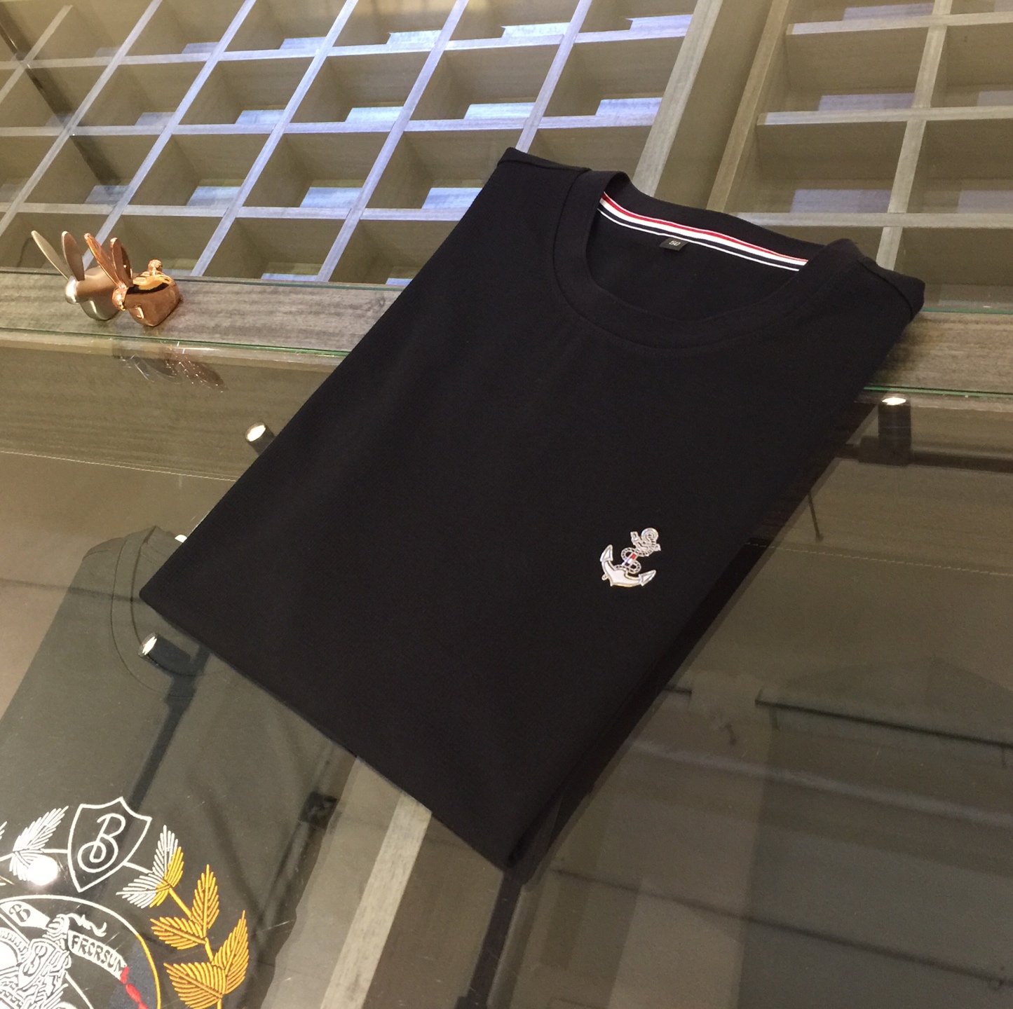 NO:474477,TB Home 2025 new round neck shirt, versatile to work and commuting, full of elegant design, a must-have for business elites. This design is very exquisitely designed fabric!  It uses high-weight honeycomb fiber cotton fabric. Wen Ru is soft, delicate and soft. The upper body is naturally comfortable. The lapel business casual slim fit can be worn both in business and leisure. It highlights the overall styling and slim body feel. The overall craftsmanship line is really impeccable. This kind of lapel fashion adds points to urban fashion people and has a more gentlemanly charm!  Size M~XXXL (model/125 catties wear M), alexander wang19860909TB家2025新款圆领衫 上班通勤百搭 富于优雅的设计感 商务精英必备 此款设计非常考究面料！采用高克重蜂窝纤维棉面料 温儒柔软 细腻柔软 上身自然是舒适 翻领商务休闲修身款 无论是商务还是休闲时候都可穿搭 非常的凸显整体的造型感以及修身上身感 整体的工艺车线真的是无可挑剔的 这样的一款翻领时装 无不为都市时尚人士加分 更加的绅士韵味十足范！尺码M～XXXL（模特/125斤穿M）,,alexander wang,Men's clothing