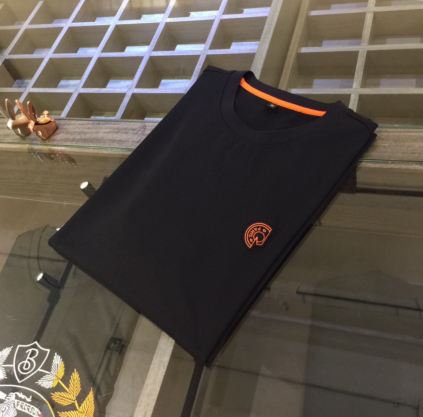 NO:474482,Hjia 2025 new round neck shirt, versatile for commuting to work, full of elegant design, a must-have for business elites. This design is very exquisitely designed fabric!  It uses high-weight honeycomb fiber cotton fabric. Wen Ru is soft, delicate and soft. The upper body is naturally comfortable. The lapel business casual slim fit can be worn both in business and leisure. It highlights the overall styling and slim body feel. The overall craftsmanship line is really impeccable. This kind of lapel fashion adds points to urban fashion people and has a more gentlemanly charm!  Size M~XXXL (model/125 catties wear M), alexander wang19860909H家2025新款圆领衫 上班通勤百搭 富于优雅的设计感 商务精英必备 此款设计非常考究面料！采用高克重蜂窝纤维棉面料 温儒柔软 细腻柔软 上身自然是舒适 翻领商务休闲修身款 无论是商务还是休闲时候都可穿搭 非常的凸显整体的造型感以及修身上身感 整体的工艺车线真的是无可挑剔的 这样的一款翻领时装 无不为都市时尚人士加分 更加的绅士韵味十足范！尺码M～XXXL（模特/125斤穿M）,,alexander wang,Men's clothing