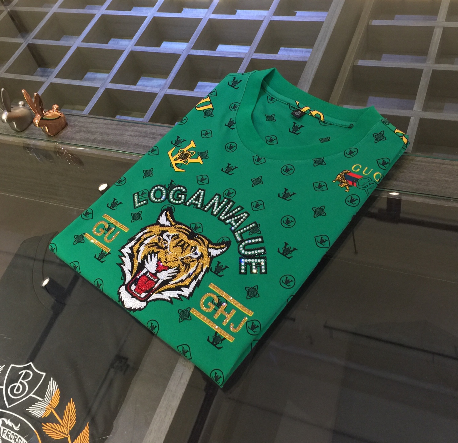 NO:474487,The latest short-sleeved round-neck shirt for Lujia in summer 2025!  High-end silk cotton fabric, breathable, comfortable, delicate and soft, all original customized products, and three-dimensional ironing diamond logo design on the chest!  High-end digital printing of dresses!  High-end quality!  High-quality shipment, fashionable and stylish upper body!  Size M~XXXL (model/125 catties wear M), louis vuitton,louis vuitton,t-shirt,alexander wang19860909驴家2025夏季最新发布短袖圆领衫！高档天丝棉面料,透气舒适细腻柔软,面料,辅料全部原版定制出品,胸前立体烫钻Logo设计！整衣高档数码印花！品质高端！高品质出货,上身时尚有型！尺码M～XXXL（模特/125斤穿M）,,louis vuitton,louis vuitton,T-shirt,alexander wang,Men's clothing